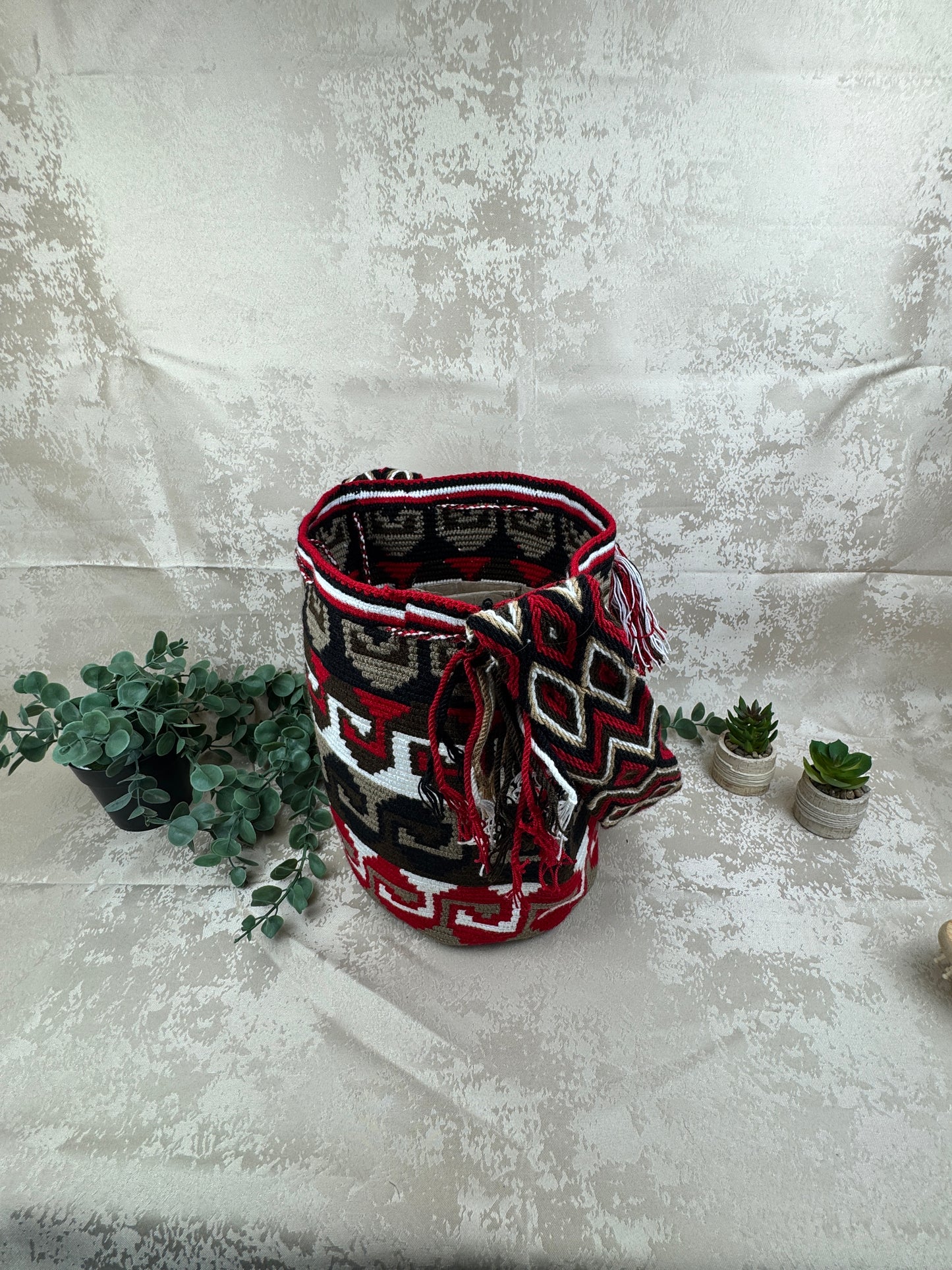 Detalle del patrón geométrico tradicional en mochila Wayuu grande 12.