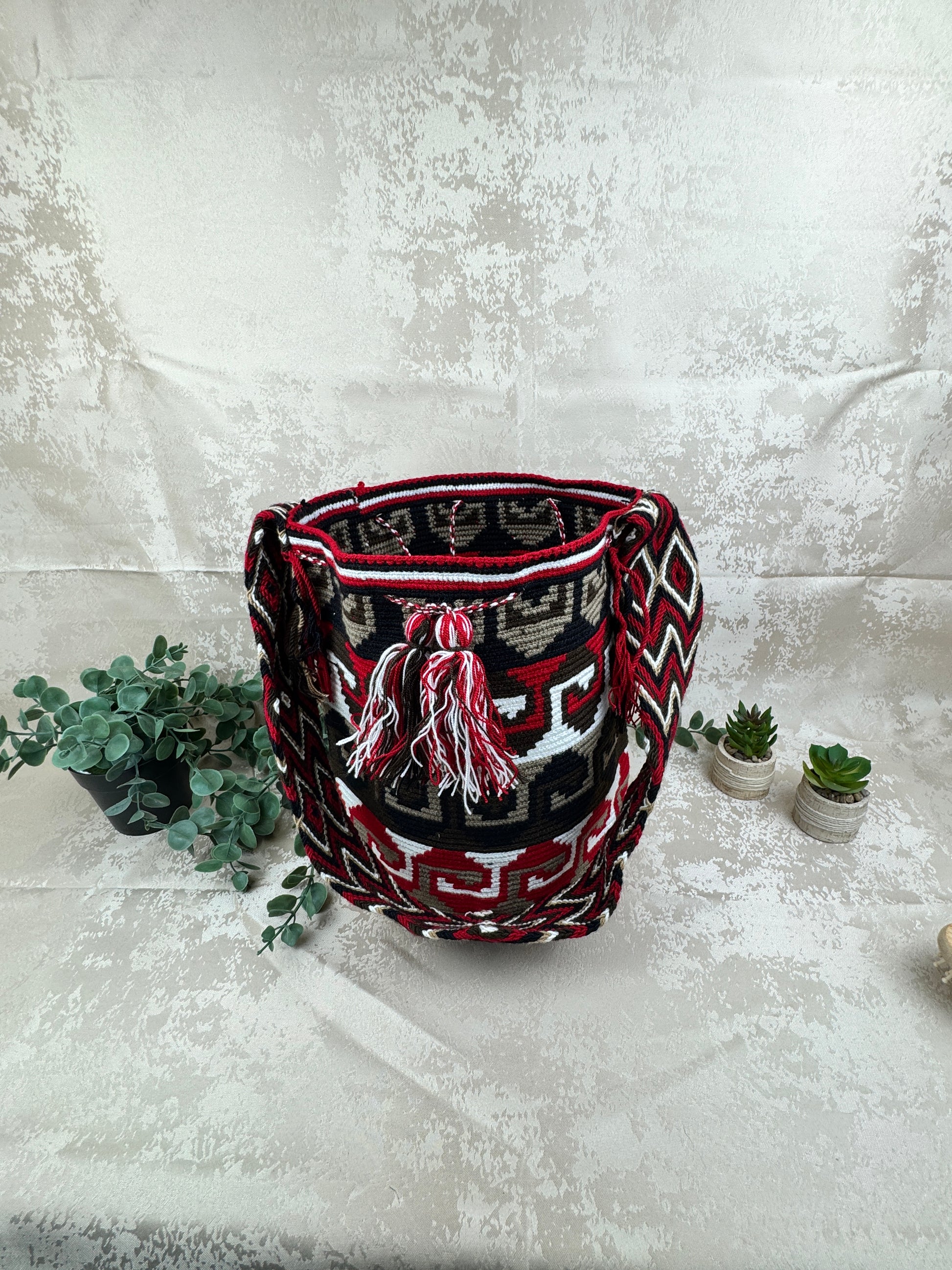 Vista frontal de mochila Wayuu grande 12 con diseño tradicional tejido a mano.