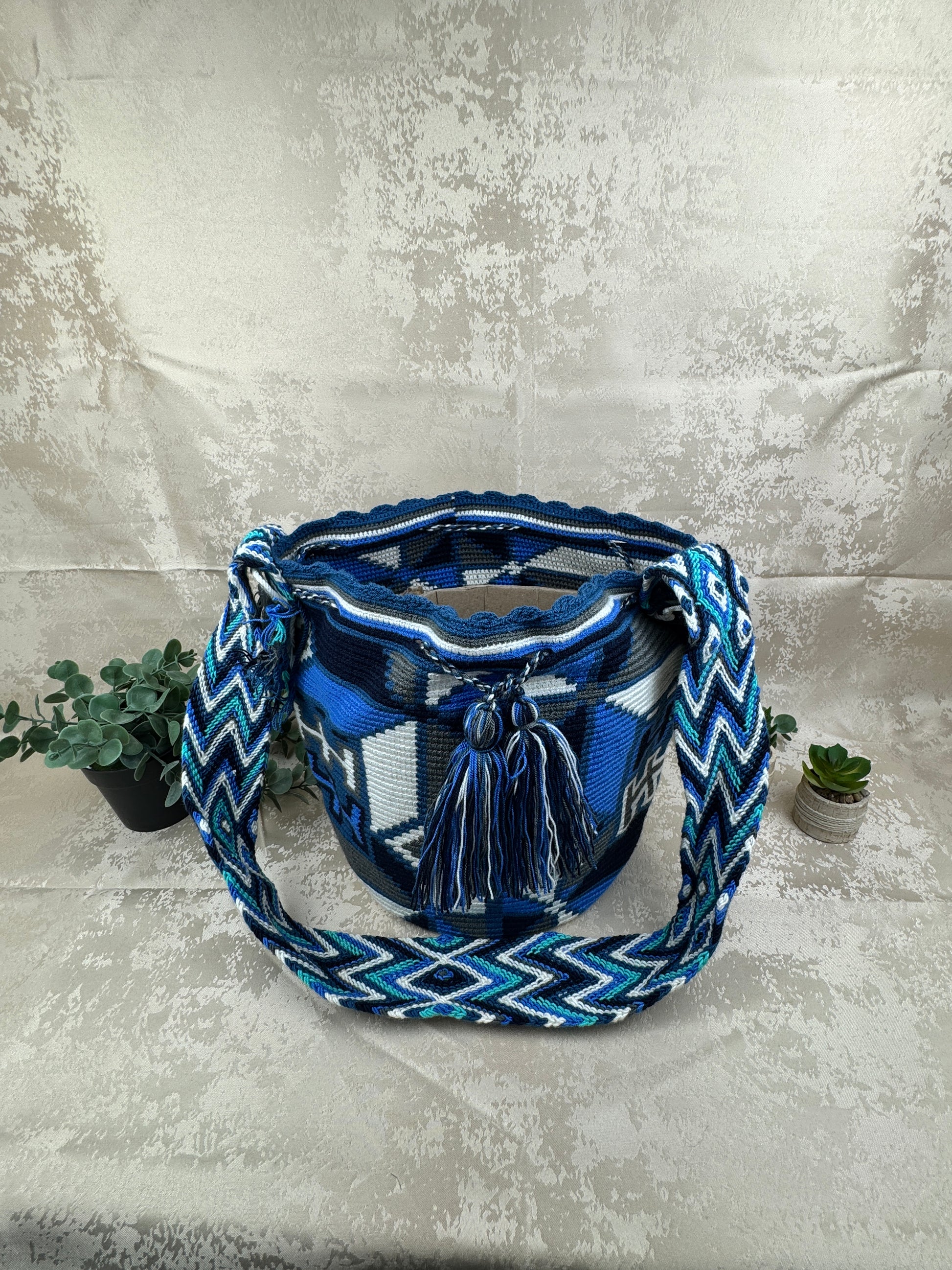 Mochila Wayuu grande 13 tejida a mano por artesanas Wayuu en La Guajira Colombia.