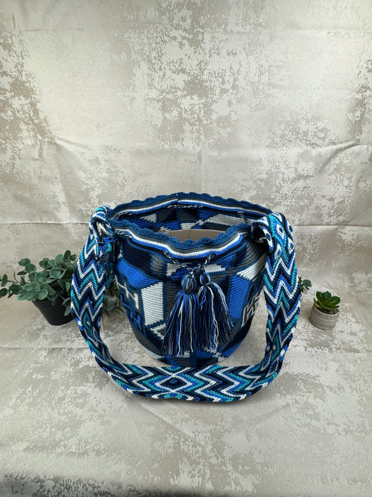 Mochila Wayuu grande 13 tejida a mano por artesanas Wayuu en La Guajira Colombia.