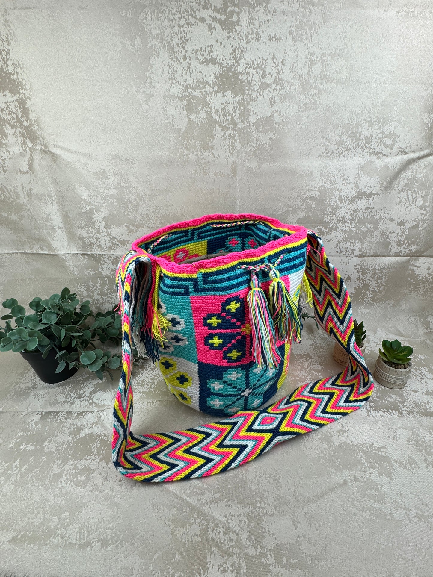 Mochila Wayuu grande 14 tejida a mano por artesanas Wayuu en La Guajira Colombia