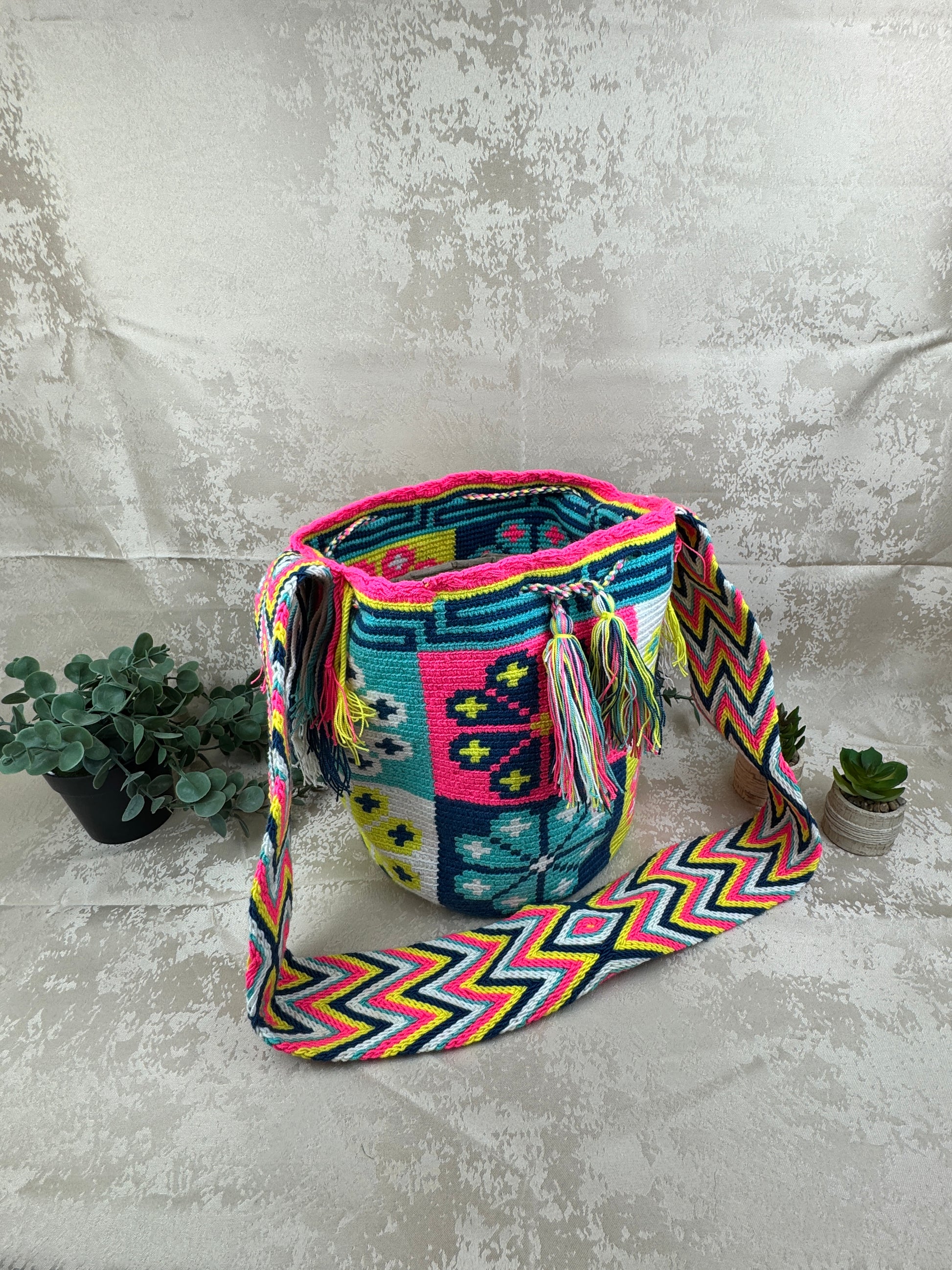 Mochila Wayuu grande 14 tejida a mano por artesanas Wayuu en La Guajira Colombia
