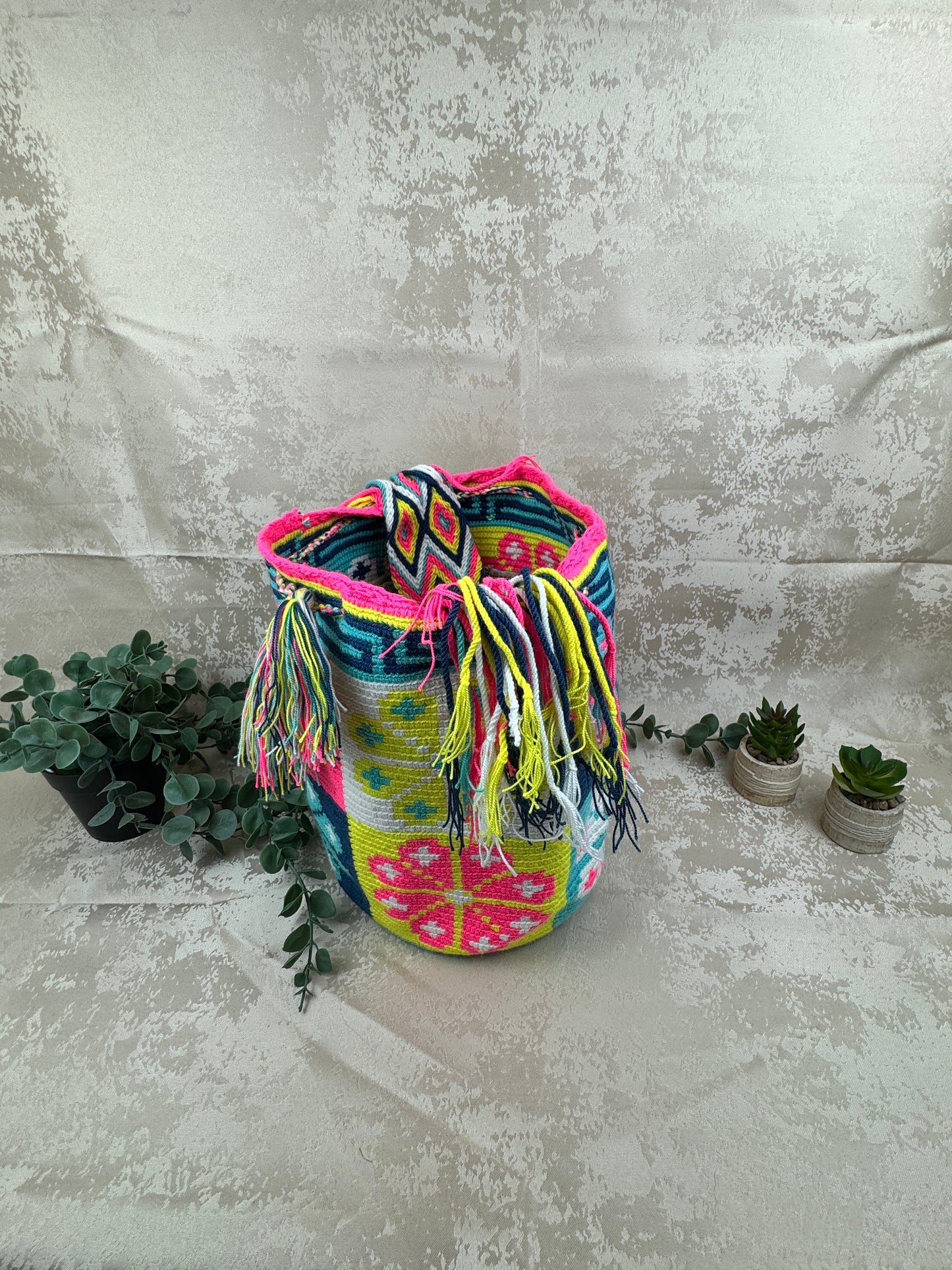 Borlas y acabados artesanales de mochila Wayuu grande tejida a mano.