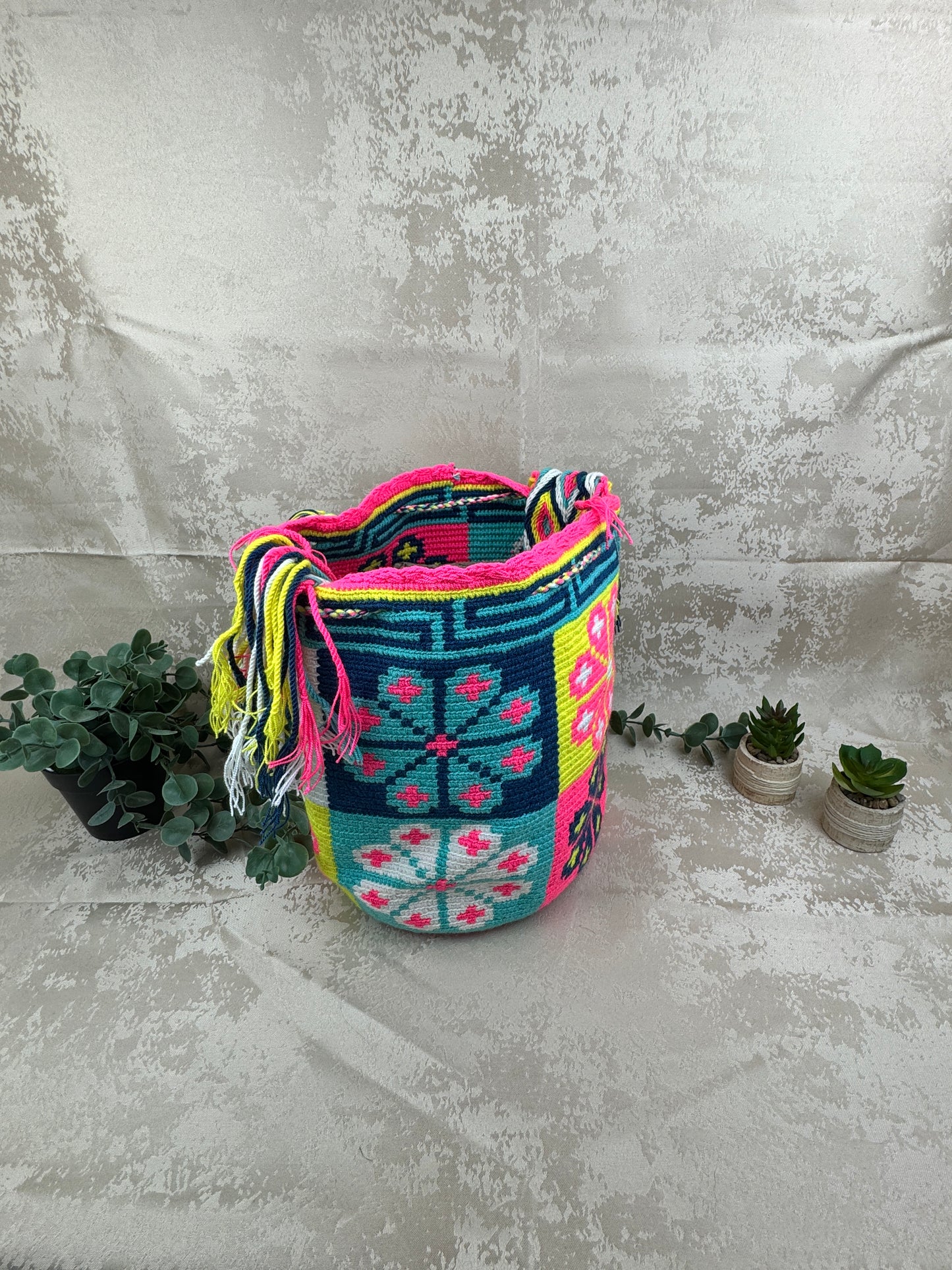 Correa tejida a mano de mochila Wayuu grande artesanal colombiana.