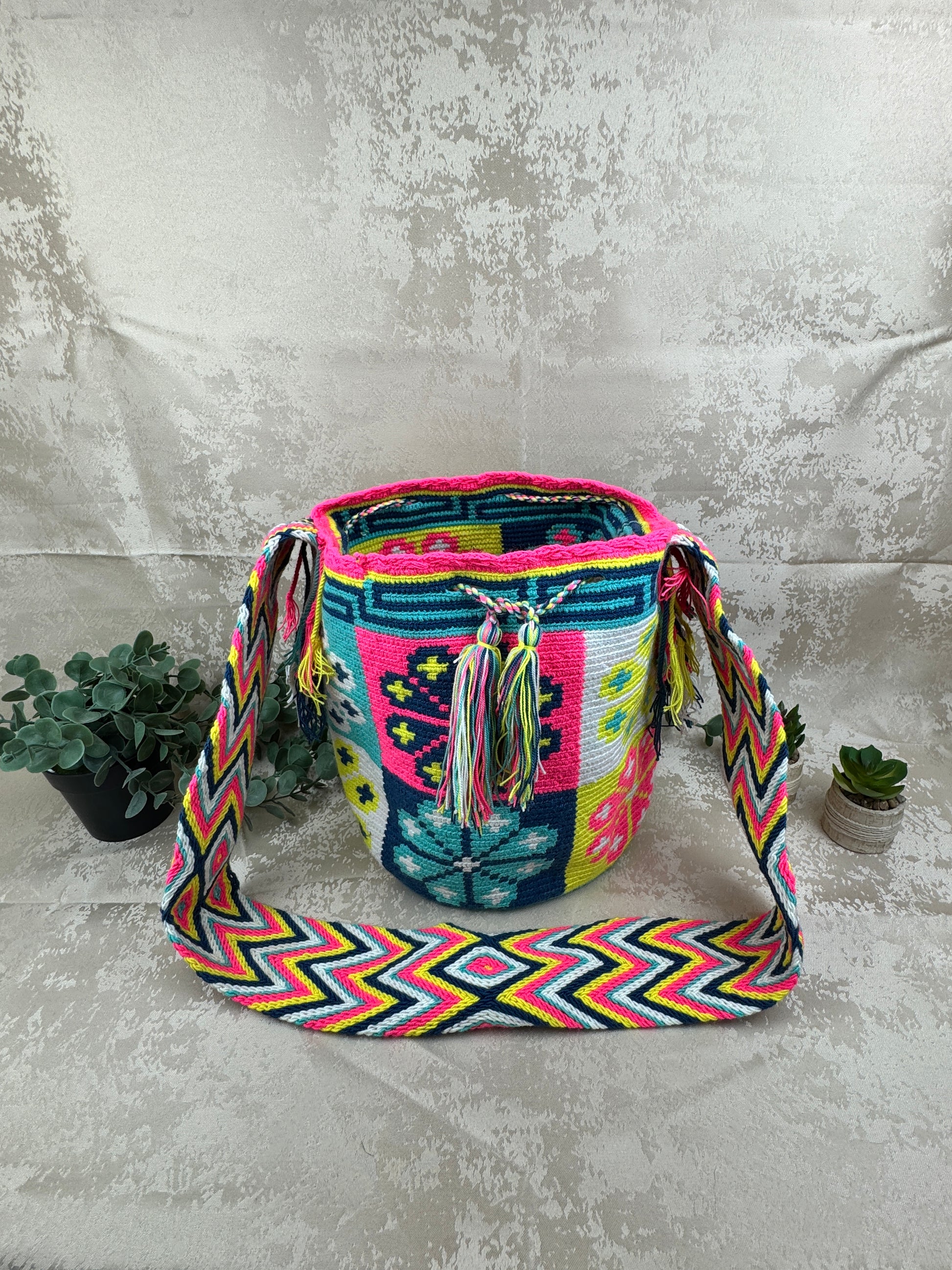 Mochila Wayuu grande estilo boho tejida a mano en Colombia.