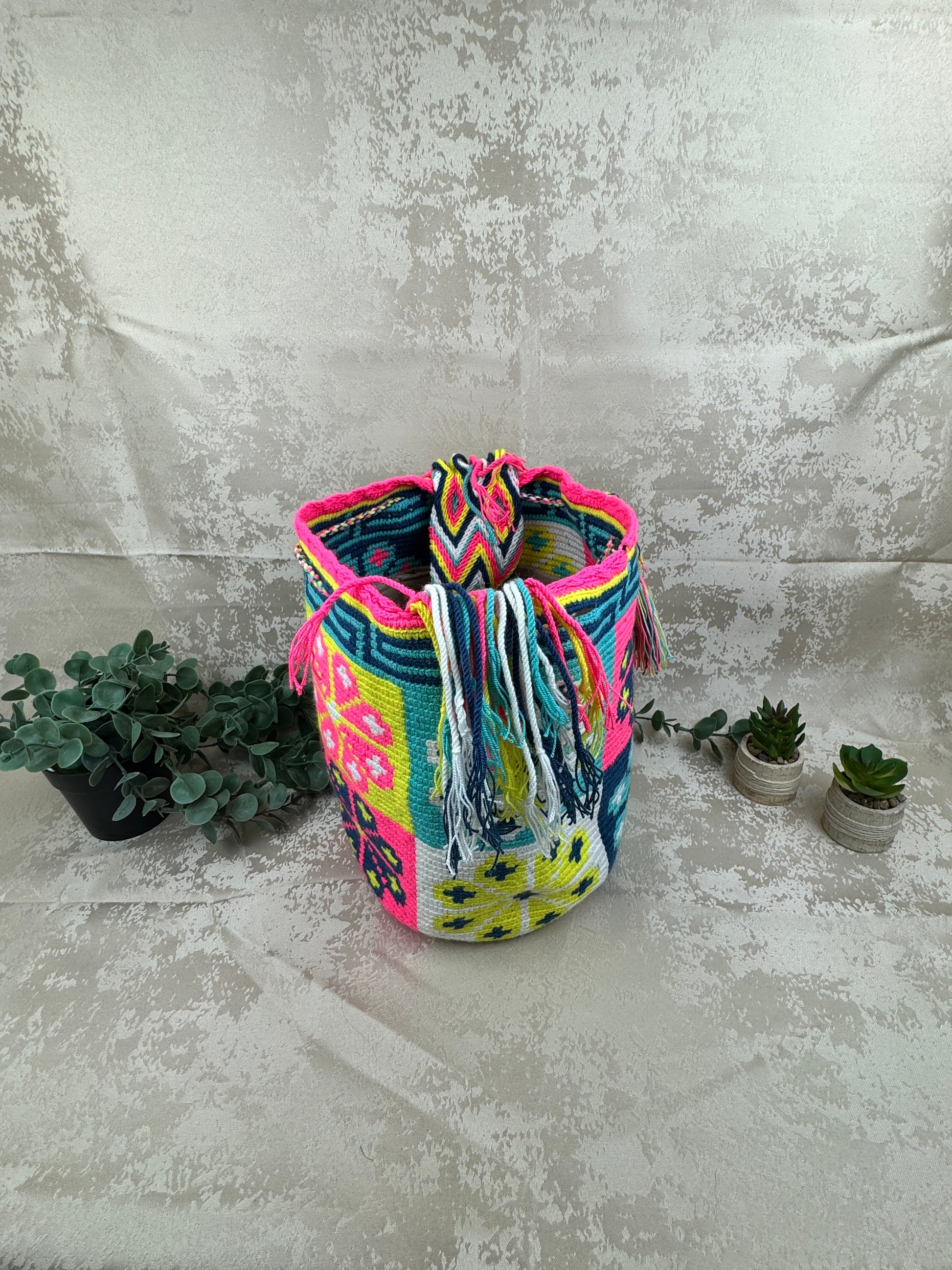 Detalle del patrón tradicional tejido en mochila Wayuu grande 14.