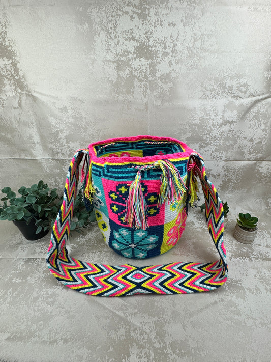 Vista frontal de mochila Wayuu grande 14 con diseño tradicional tejido a mano.