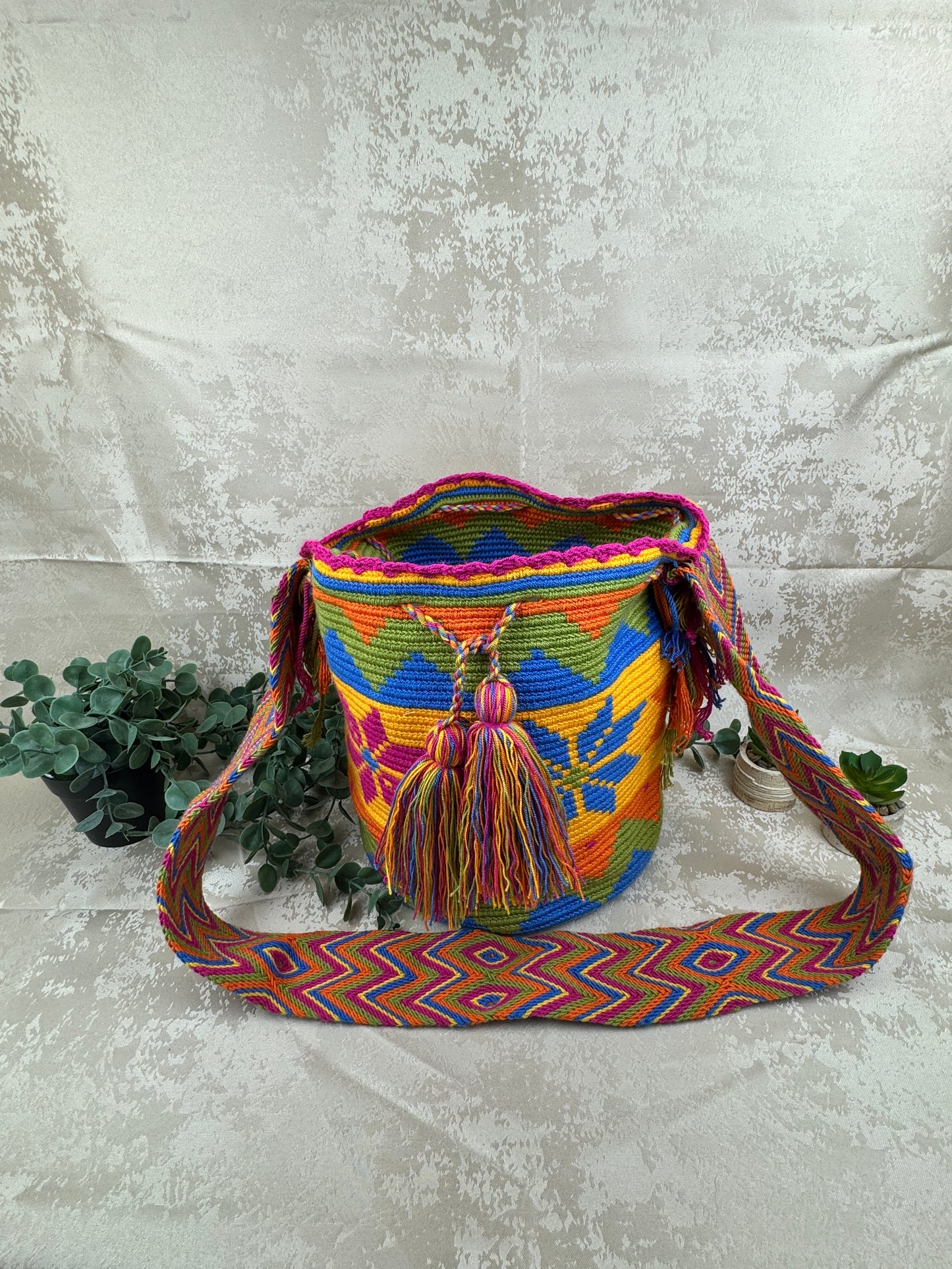 Mochila Wayuu grande 15 tejida a mano por artesanas Wayuu en La Guajira, Colombia