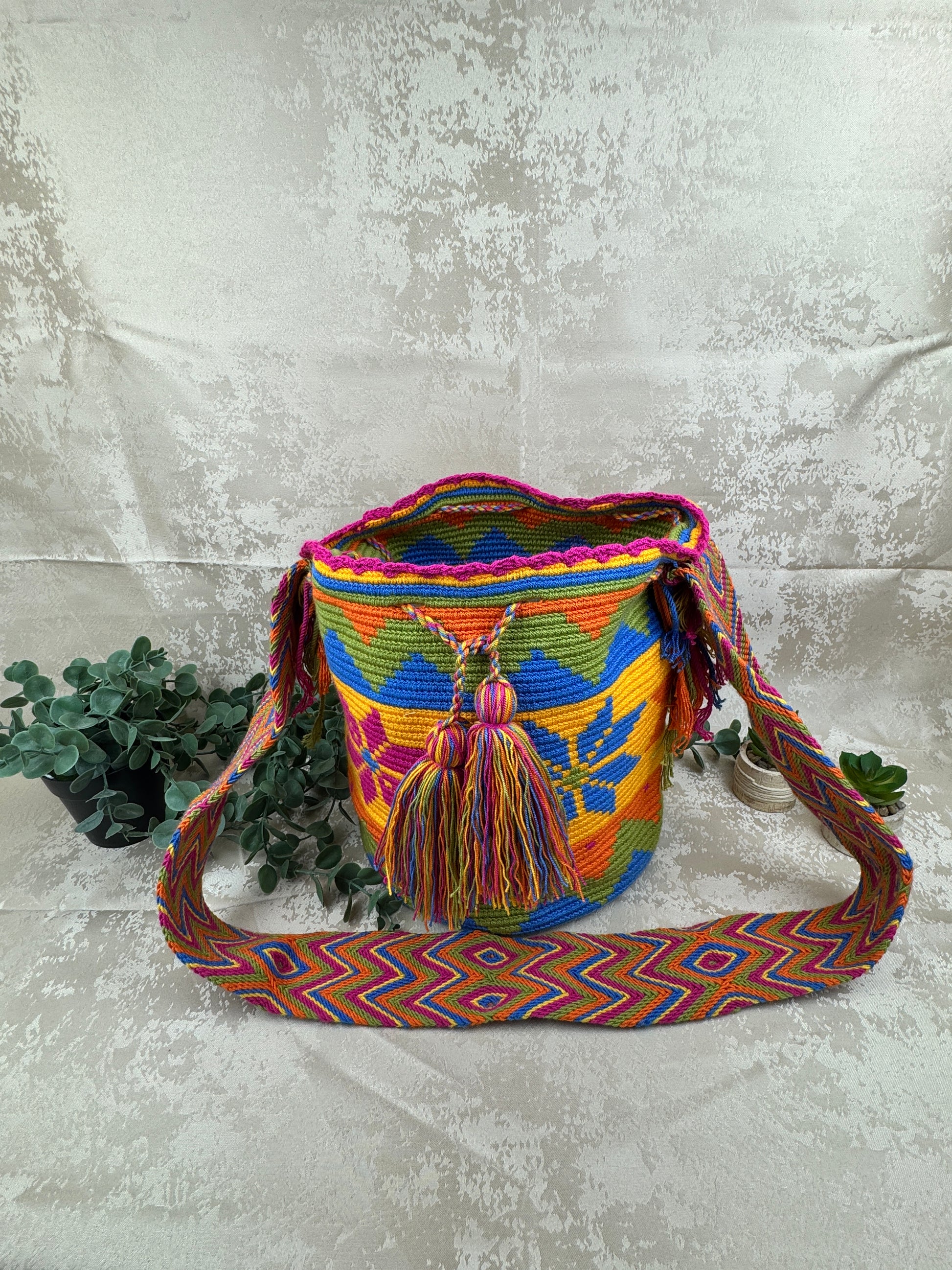 Mochila Wayuu grande 15 tejida a mano por artesanas Wayuu en La Guajira, Colombia