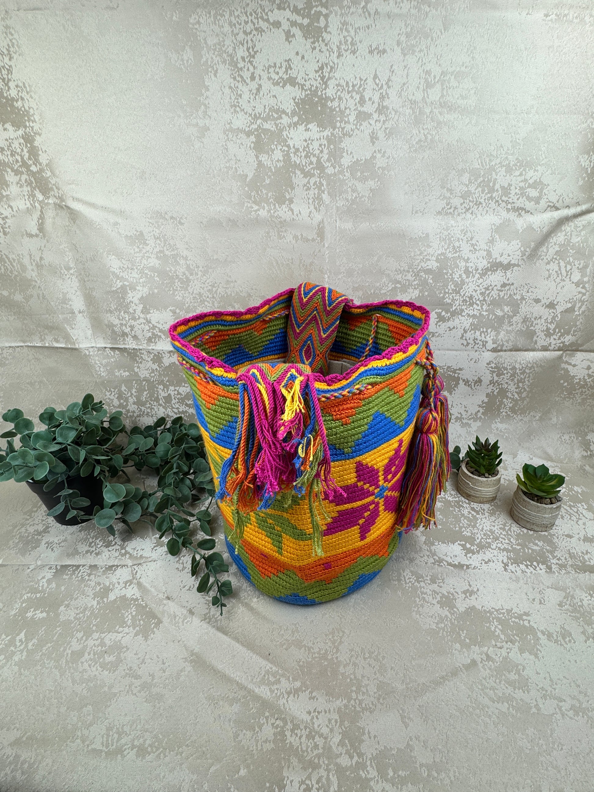 Detalle del tejido artesanal en mochila Wayuu grande hecha a mano