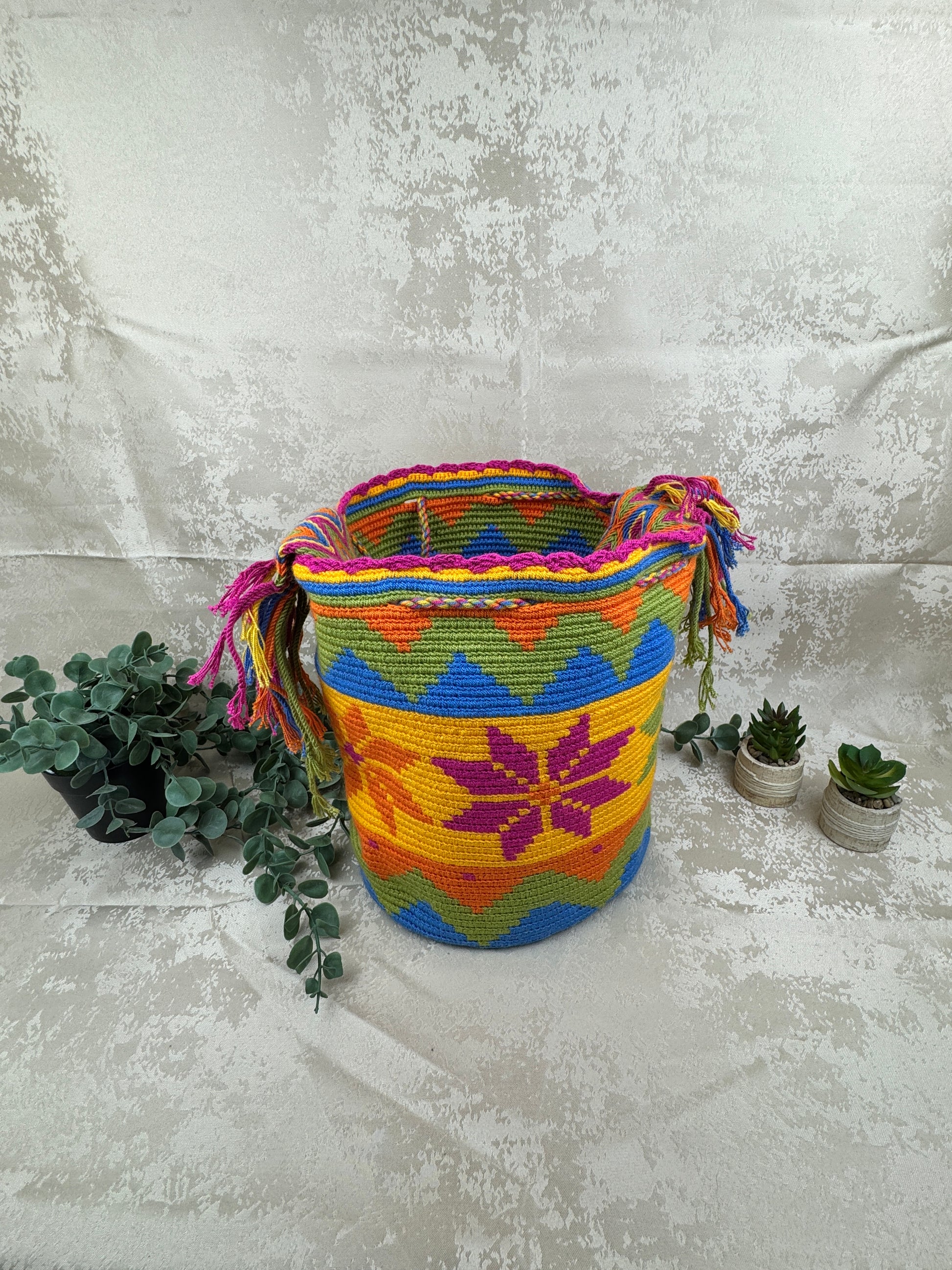 Flecos y borlas artesanales de mochila Wayuu grande colombiana.