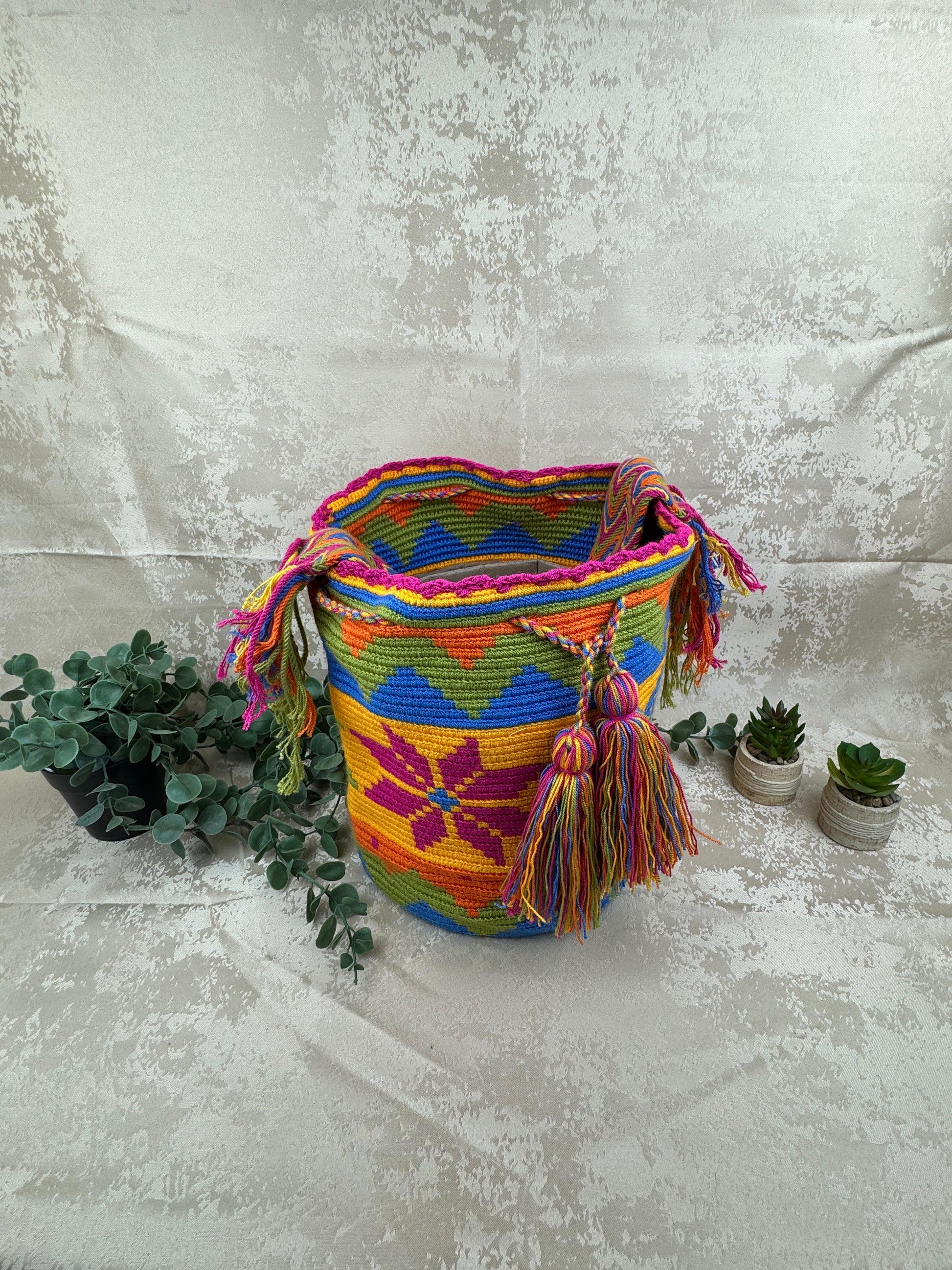 Detalle del patrón geométrico tradicional en mochila Wayuu grande