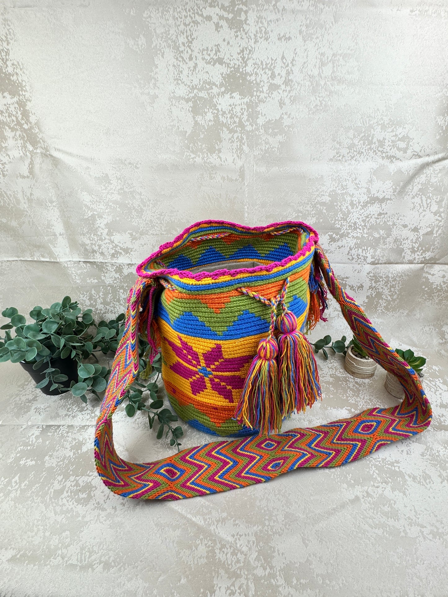 Vista frontal de mochila Wayuu grande 15 con diseño geométrico tradicionalVista frontal de mochila Wayuu grande 15 con diseño geométrico tradicional