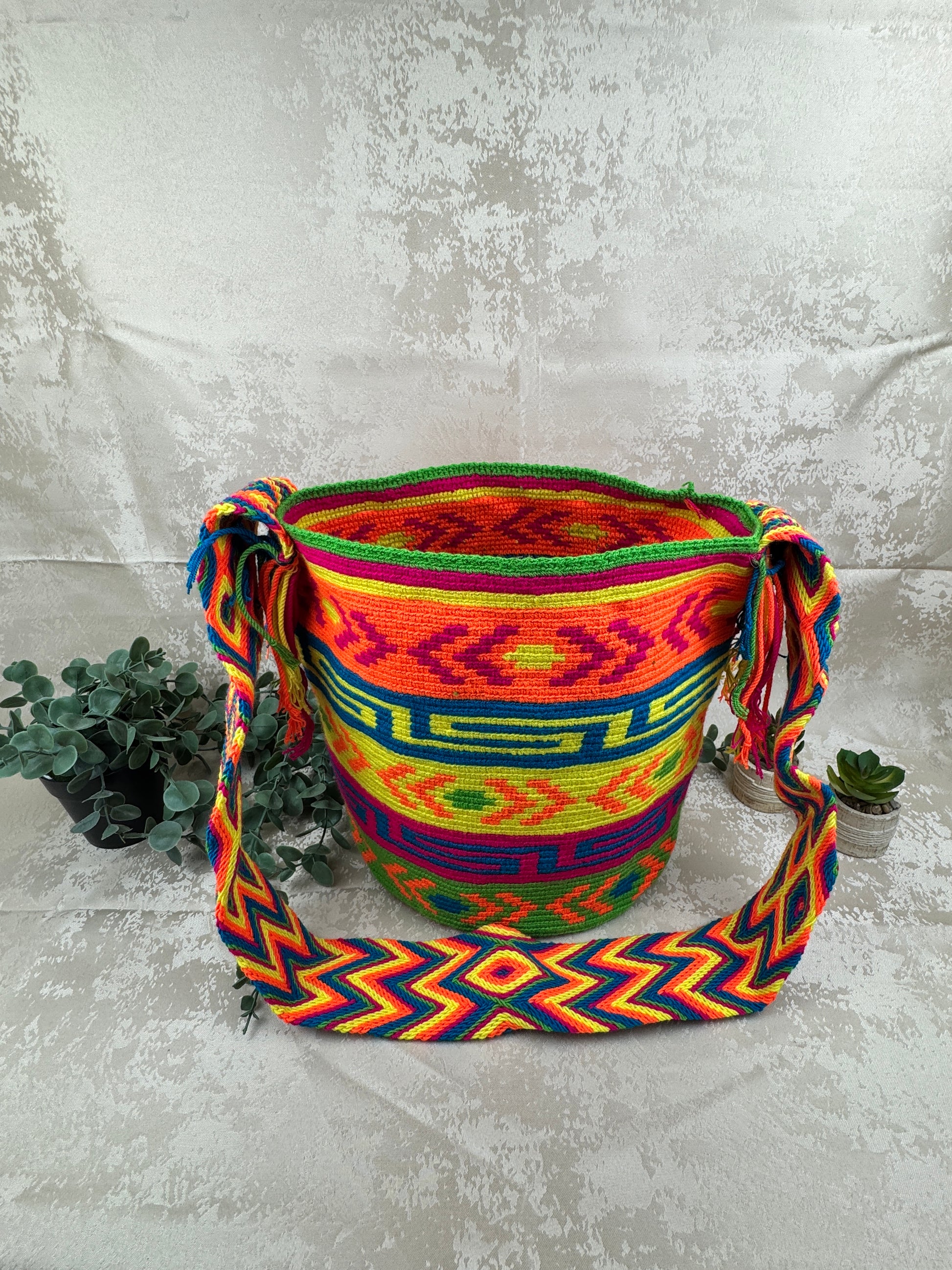 Mochila Wayuu grande artesanal tejida a mano por artesanas de La Guajira en Colombia.Mochila Wayuu grande artesanal tejida a mano por artesanas de La Guajira en Colombia.