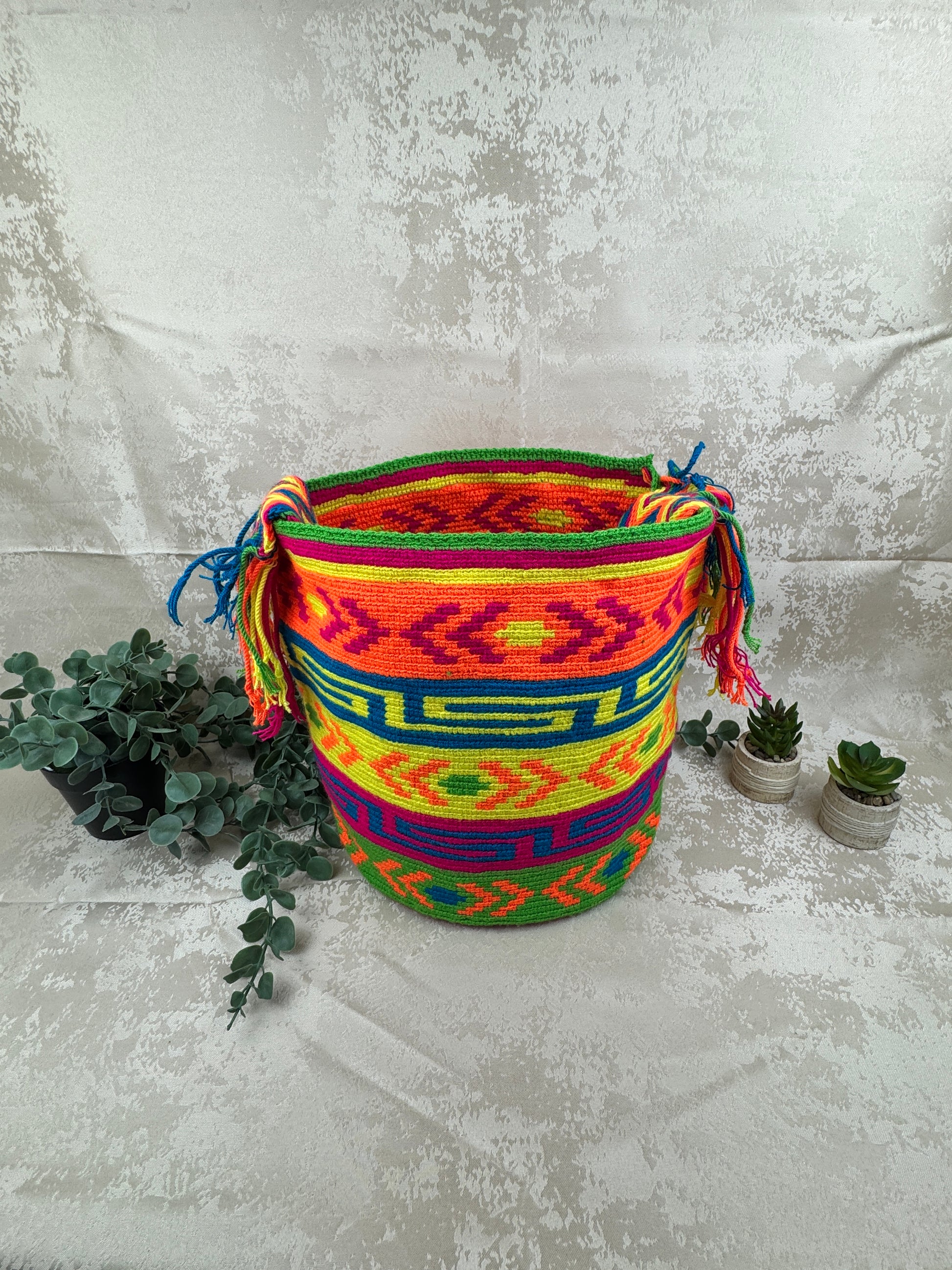 Mochila Wayuu grande con colores vibrantes y tejido artesanal colombiano.