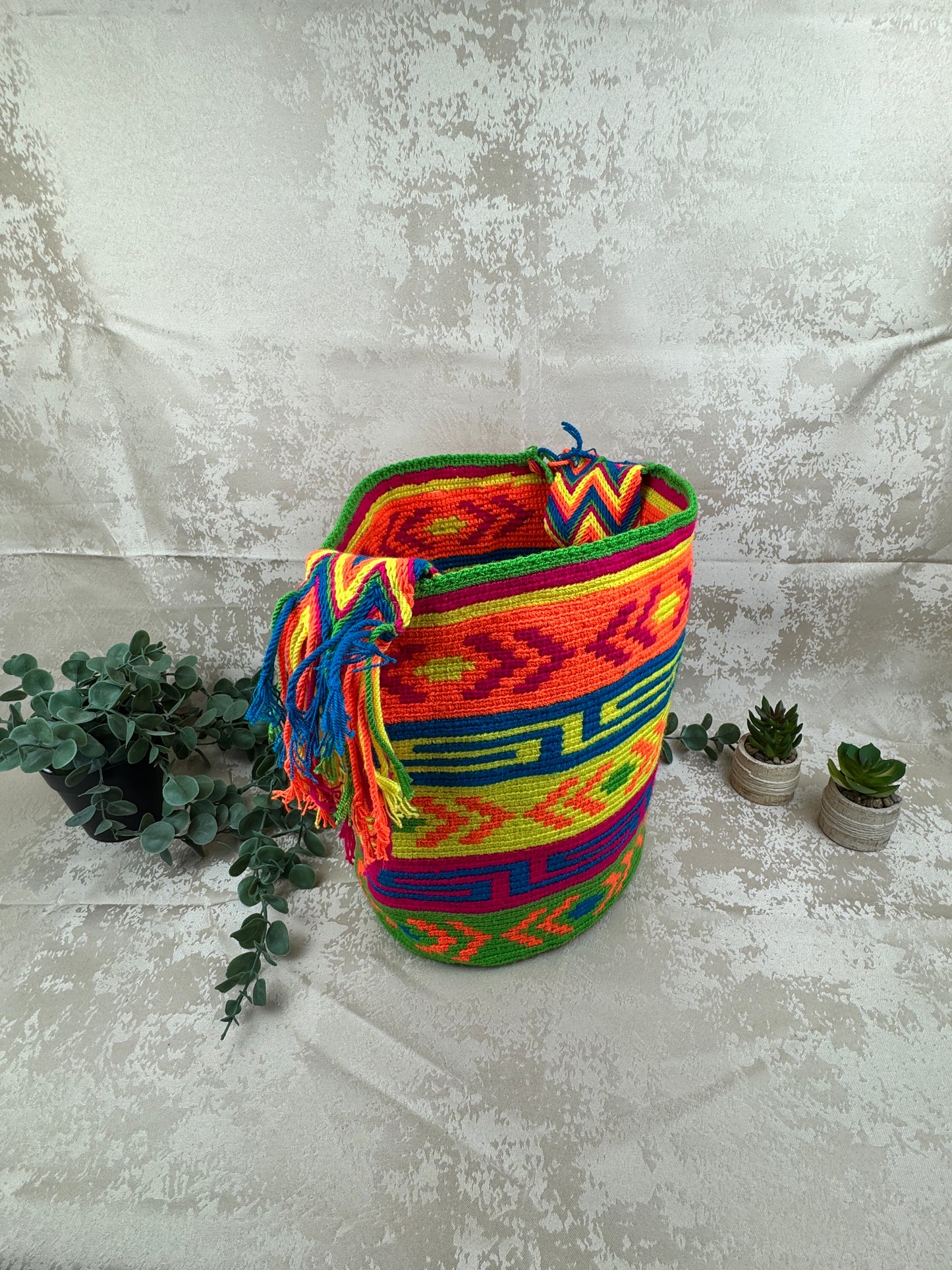 Detalle del tejido a mano en mochila Wayuu grande elaborada en Colombia.