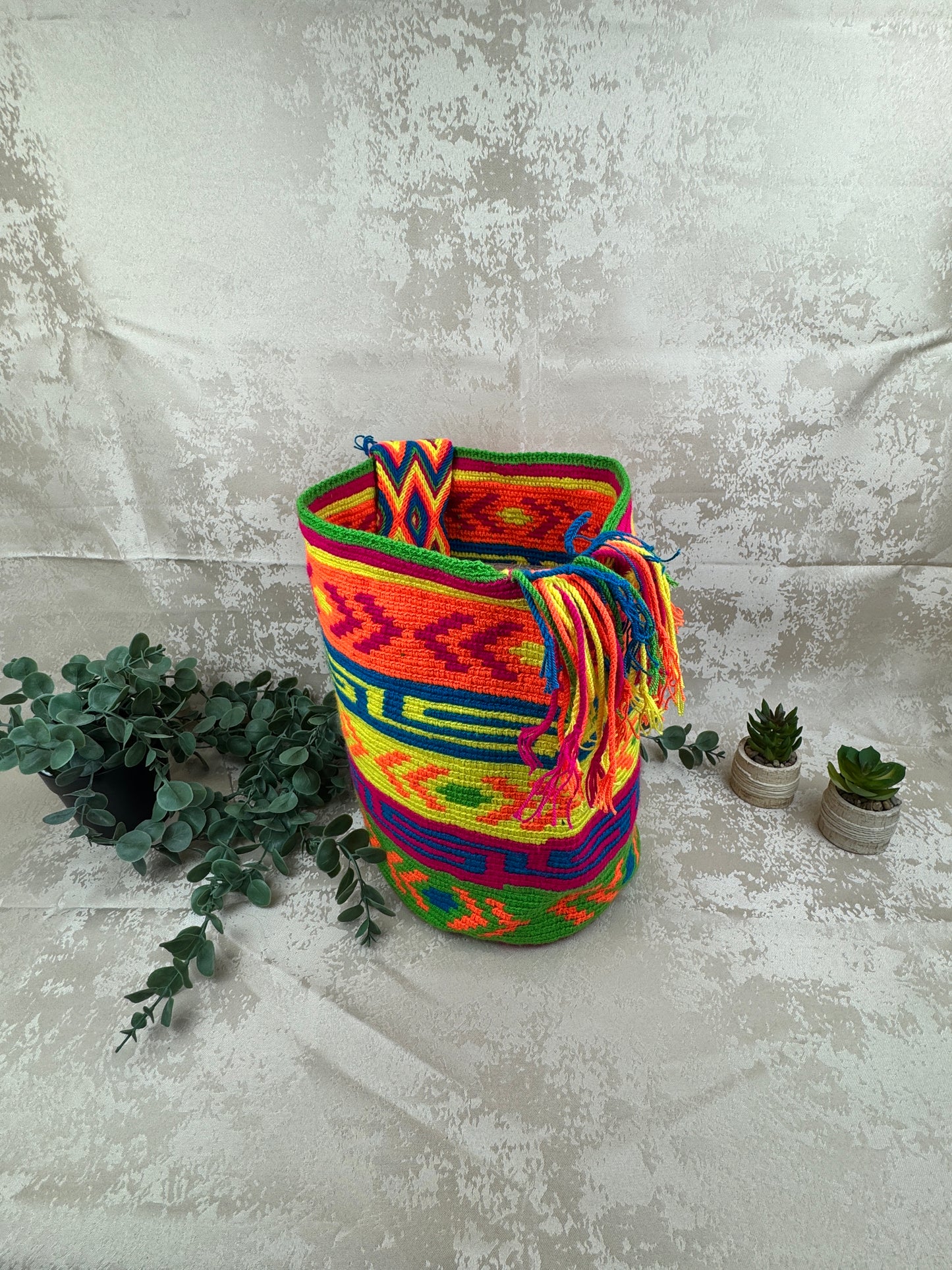 Mochila Wayuu grande estilo boho tejida a mano en Colombia