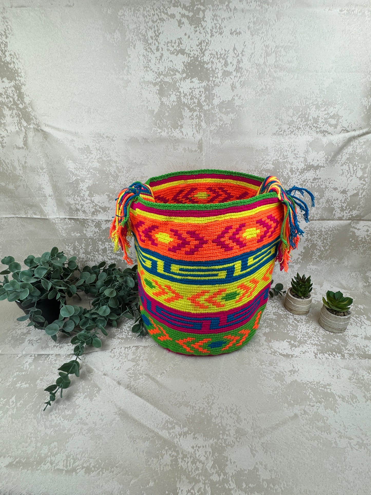 Flecos y acabados artesanales de mochila Wayuu grande tejida a mano