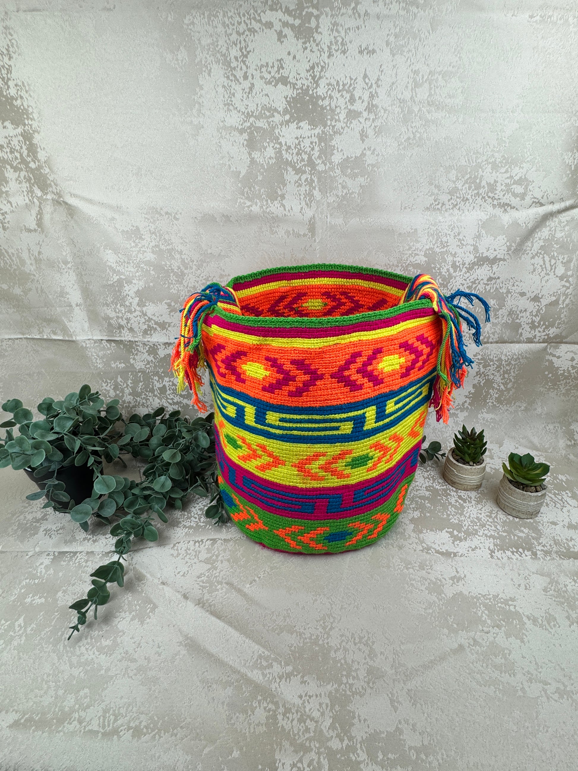 Flecos y acabados artesanales de mochila Wayuu grande tejida a mano