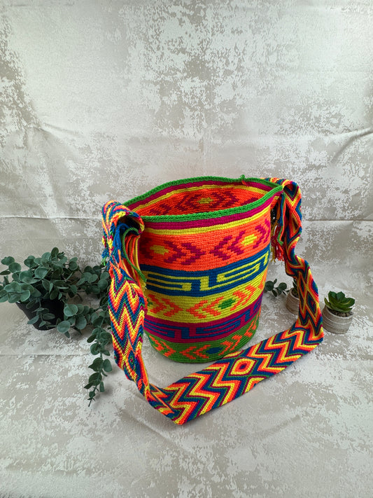 Vista lateral de mochila Wayuu grande tejida a mano con diseño tradicional.