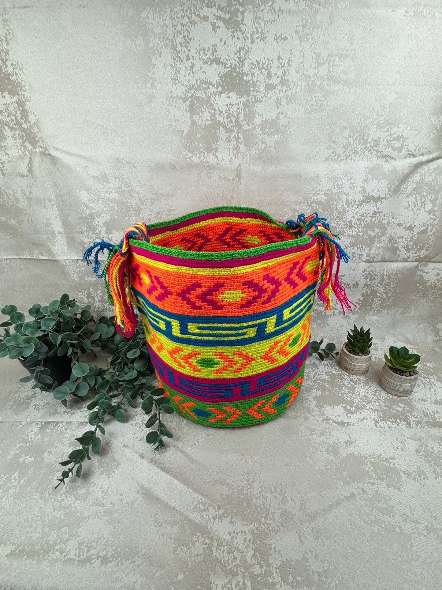 Detalle del patrón geométrico tradicional en mochila Wayuu grande artesanal.