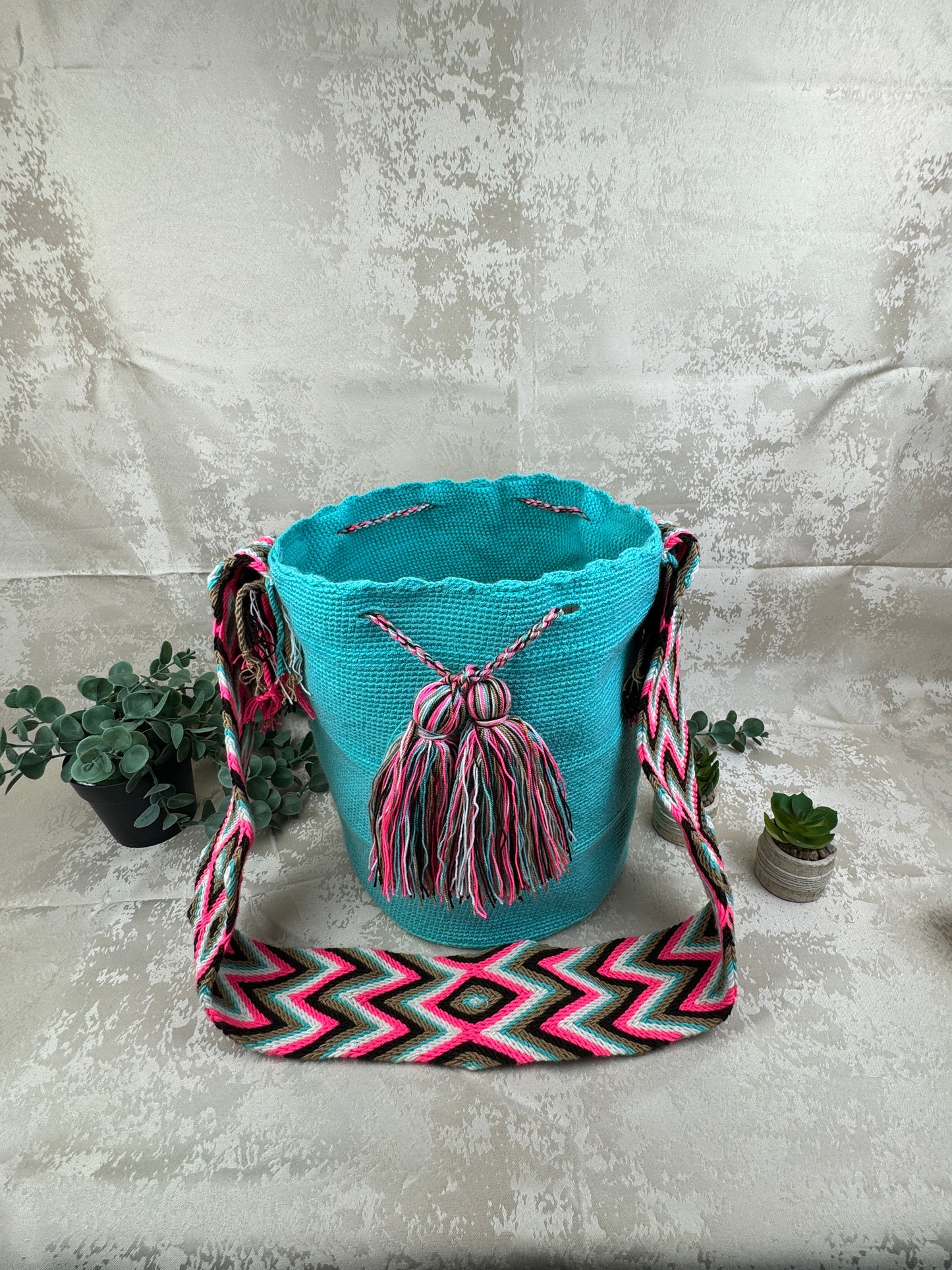 Mochila Wayuu grande 2 tejida a mano por artesanas Wayuu en La Guajira Colombia.