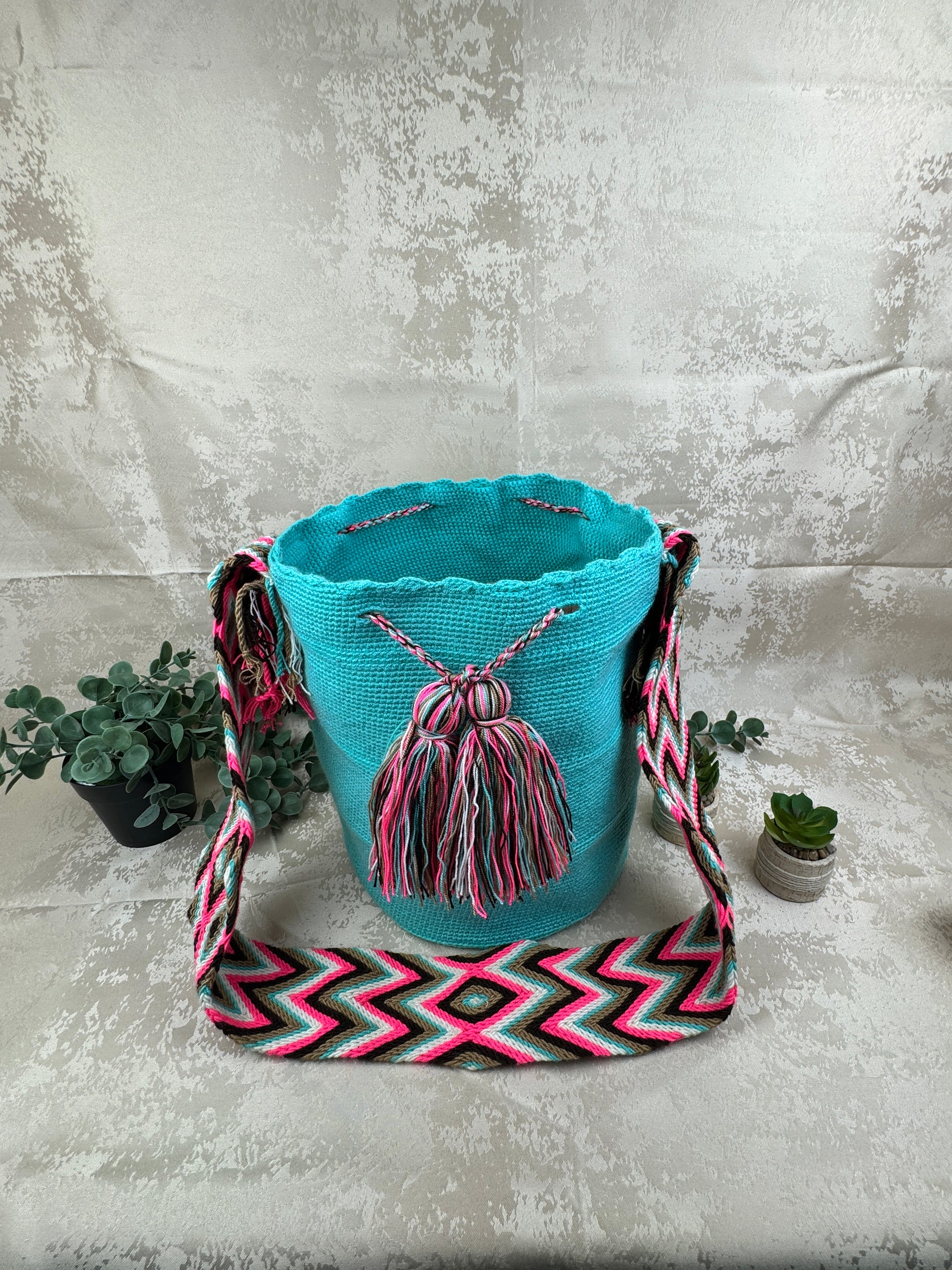 Mochila Wayuu grande 2 tejida a mano por artesanas Wayuu en La Guajira Colombia.