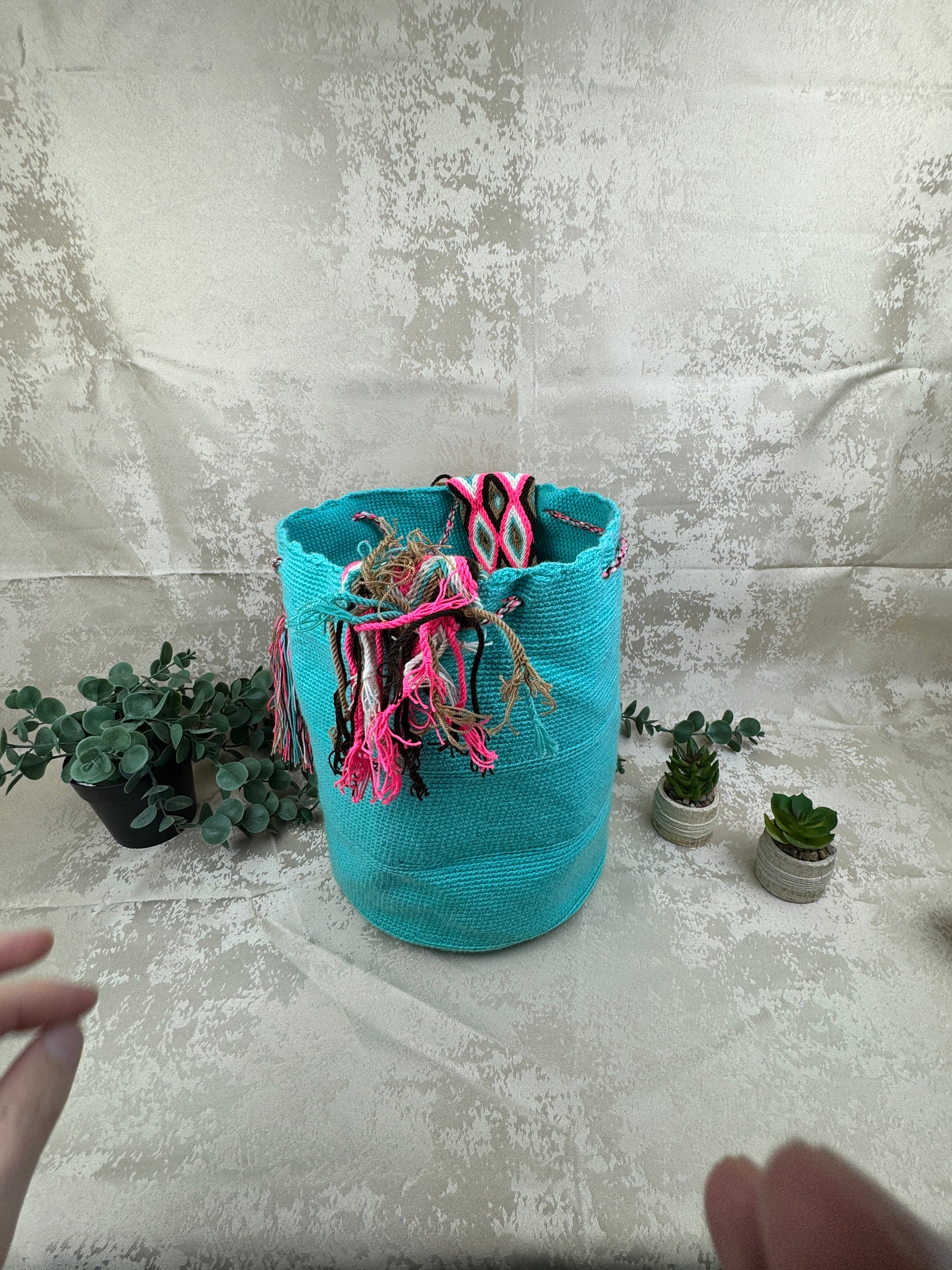 Borlas y acabados artesanales de mochila Wayuu grande tejida a mano.