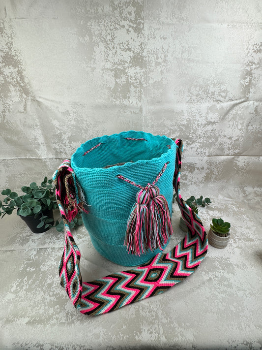 Vista frontal de mochila Wayuu grande 2 con diseño tradicional tejido a mano.