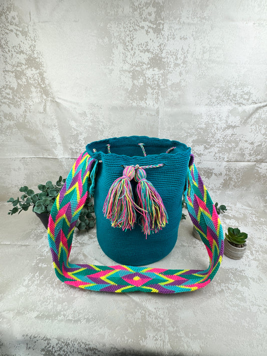 Mochila Wayuu grande 3 tejida a mano por artesanas Wayuu en La Guajira Colombia.