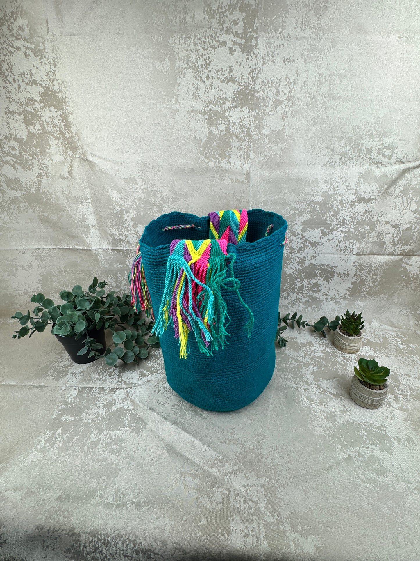 Borlas y acabados artesanales de mochila Wayuu grande tejida a mano.