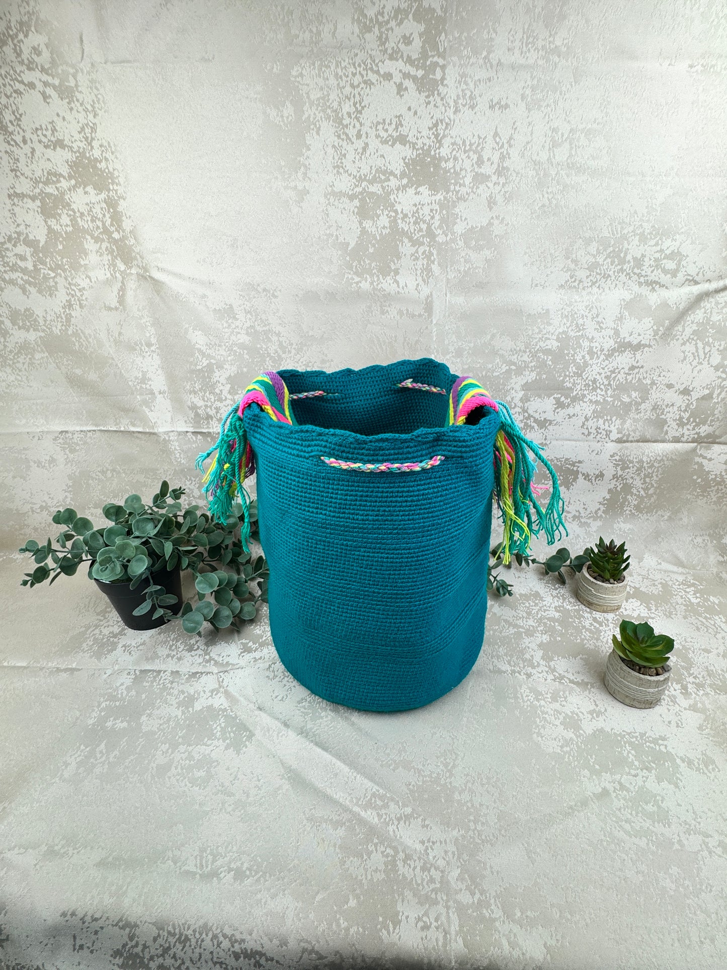 Correa ancha tejida a mano de mochila Wayuu grande artesanal colombiana.