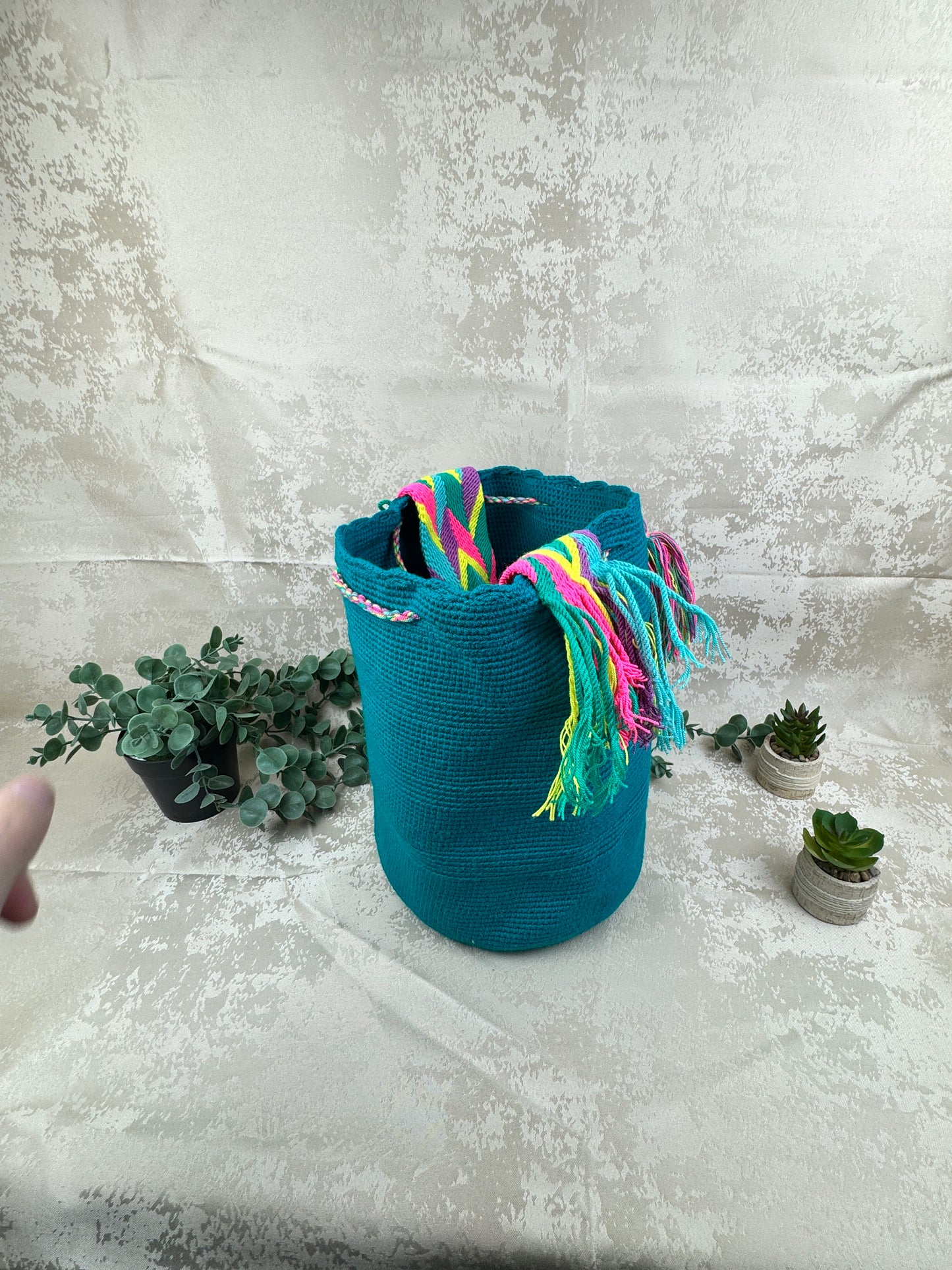 Detalle del tejido artesanal de mochila Wayuu grande hecha a mano.