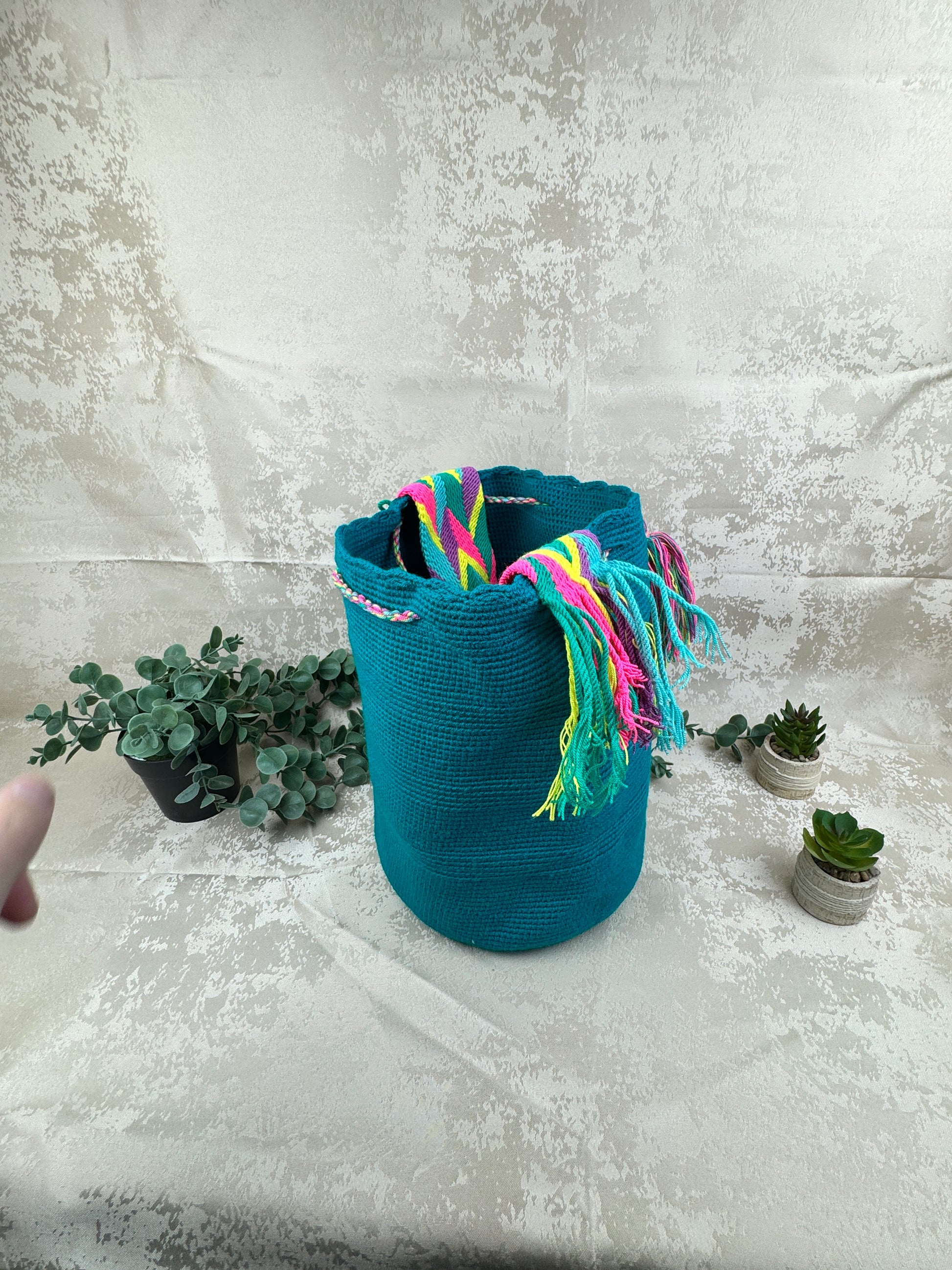 Detalle del tejido artesanal de mochila Wayuu grande hecha a mano.