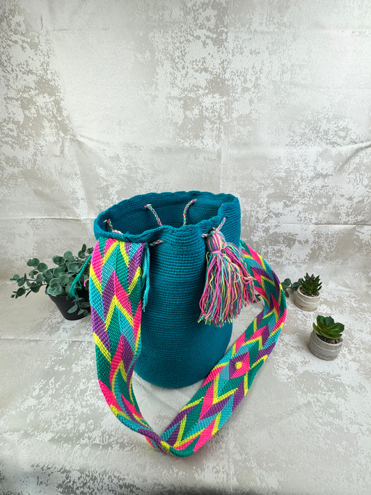 Vista frontal de mochila Wayuu grande 3 con diseño geométrico tradicional tejido a mano.