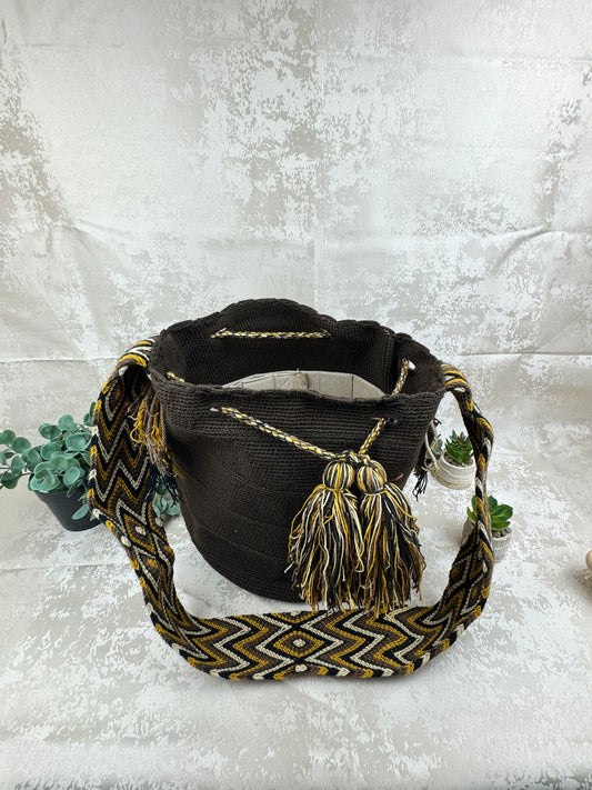 Mochila Wayuu grande 4 tejida a mano por artesanas Wayuu en La Guajira Colombia.