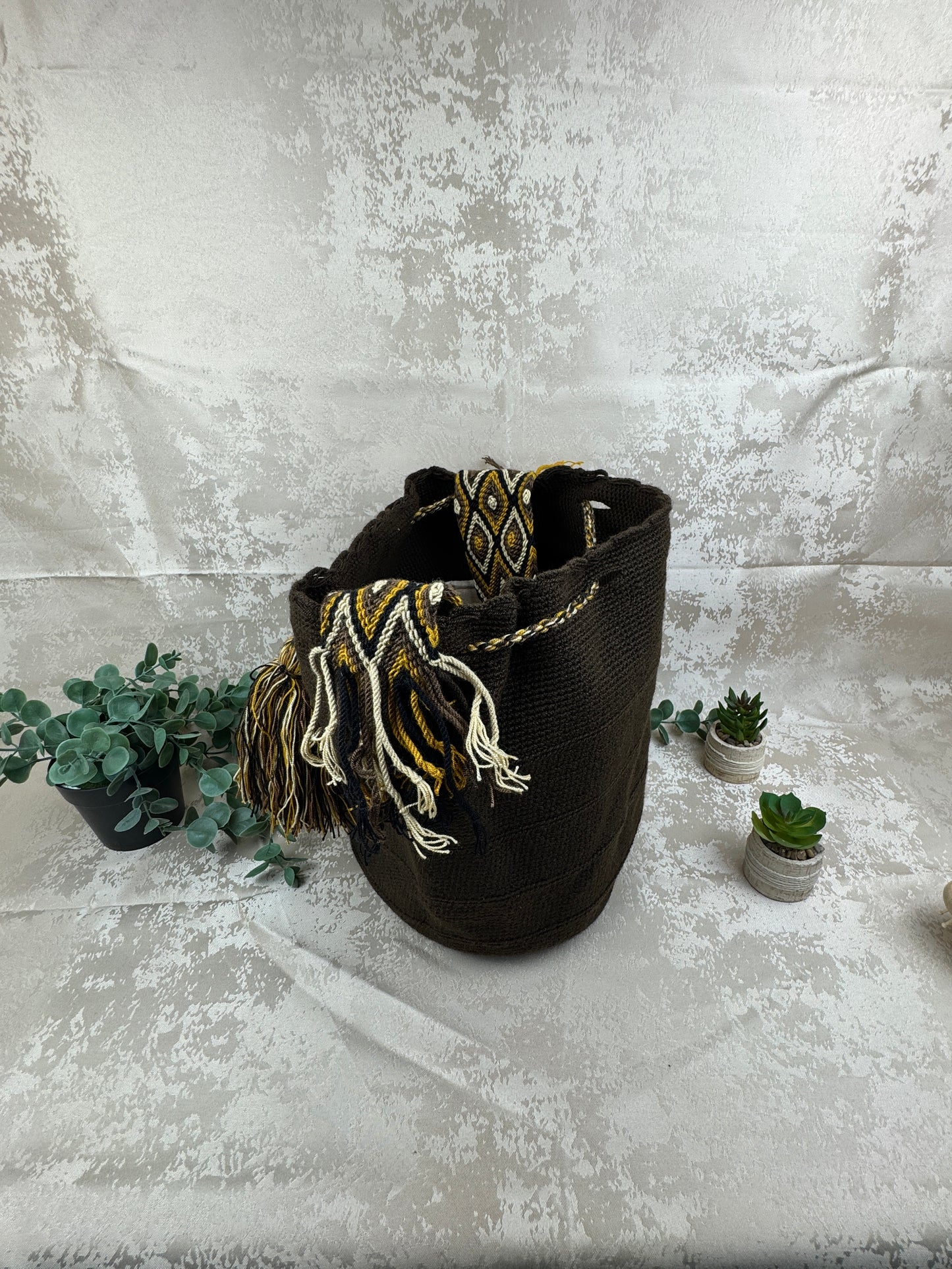 Borlas y acabados artesanales de mochila Wayuu grande tejida a mano.