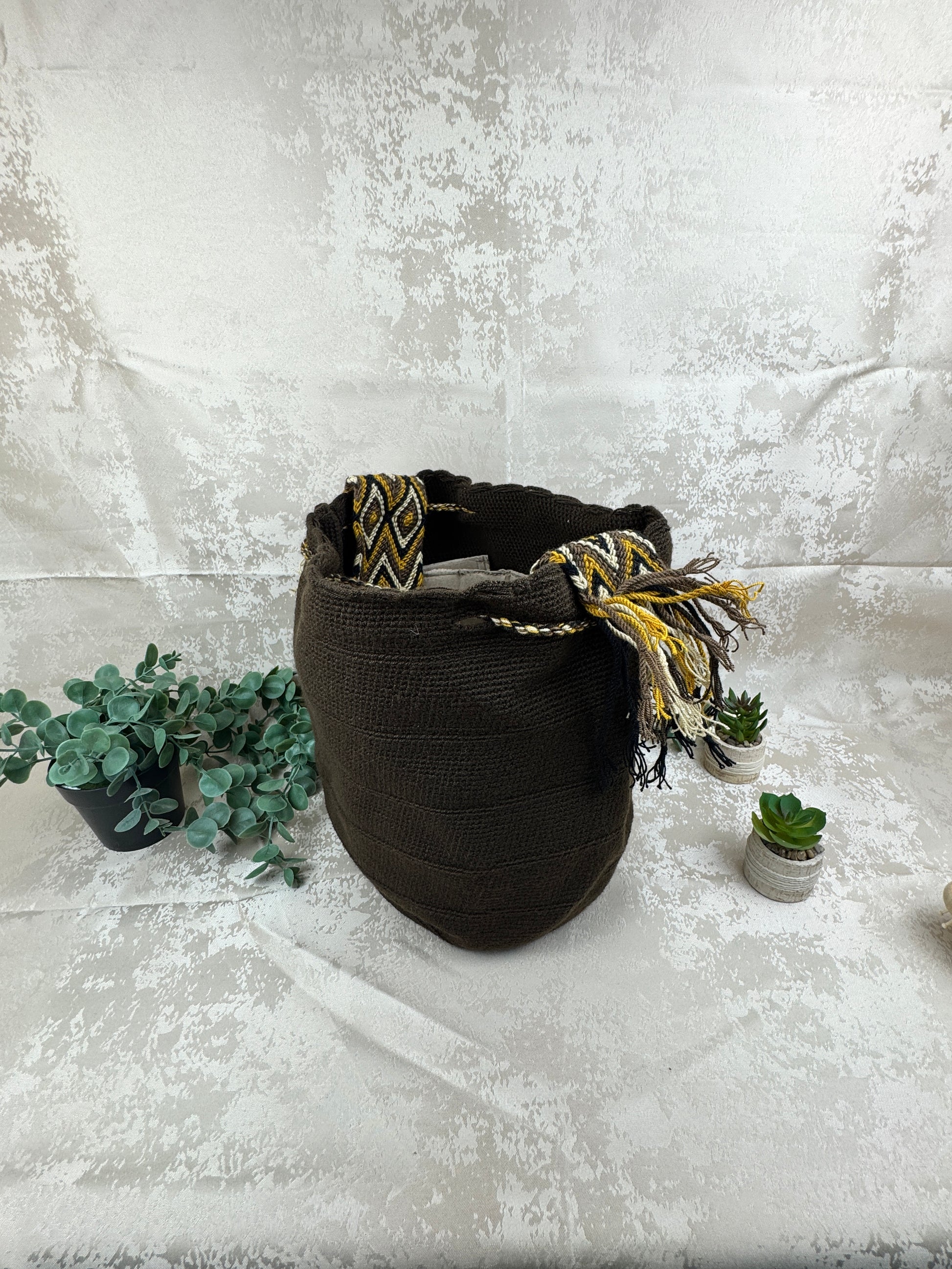 Detalle del tejido artesanal de mochila Wayuu grande hecha a mano.