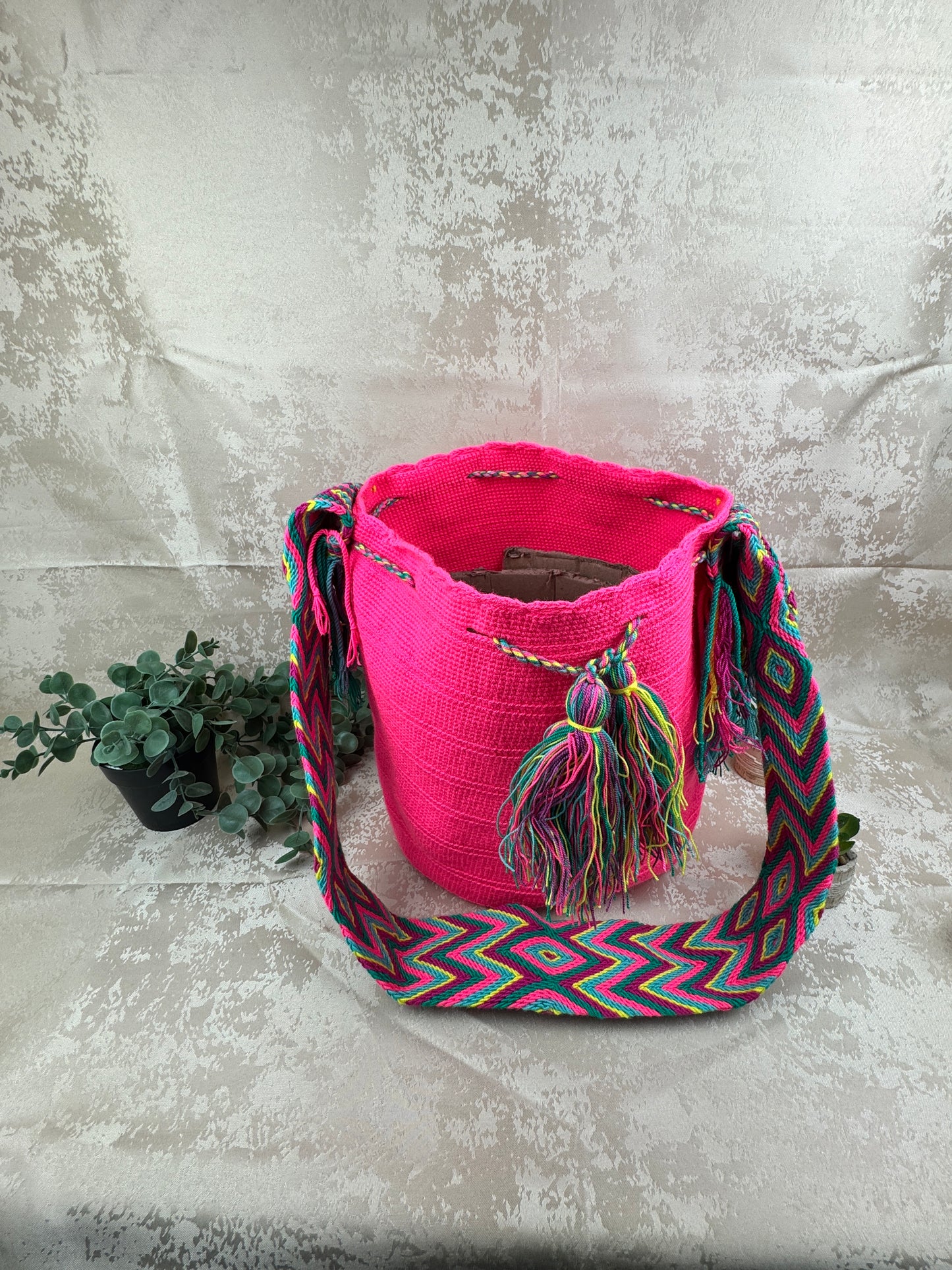Mochila Wayuu grande 5 tejida a mano por artesanas Wayuu en La Guajira Colombia.