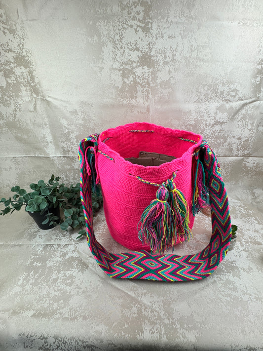 Mochila Wayuu grande 5 tejida a mano por artesanas Wayuu en La Guajira Colombia.