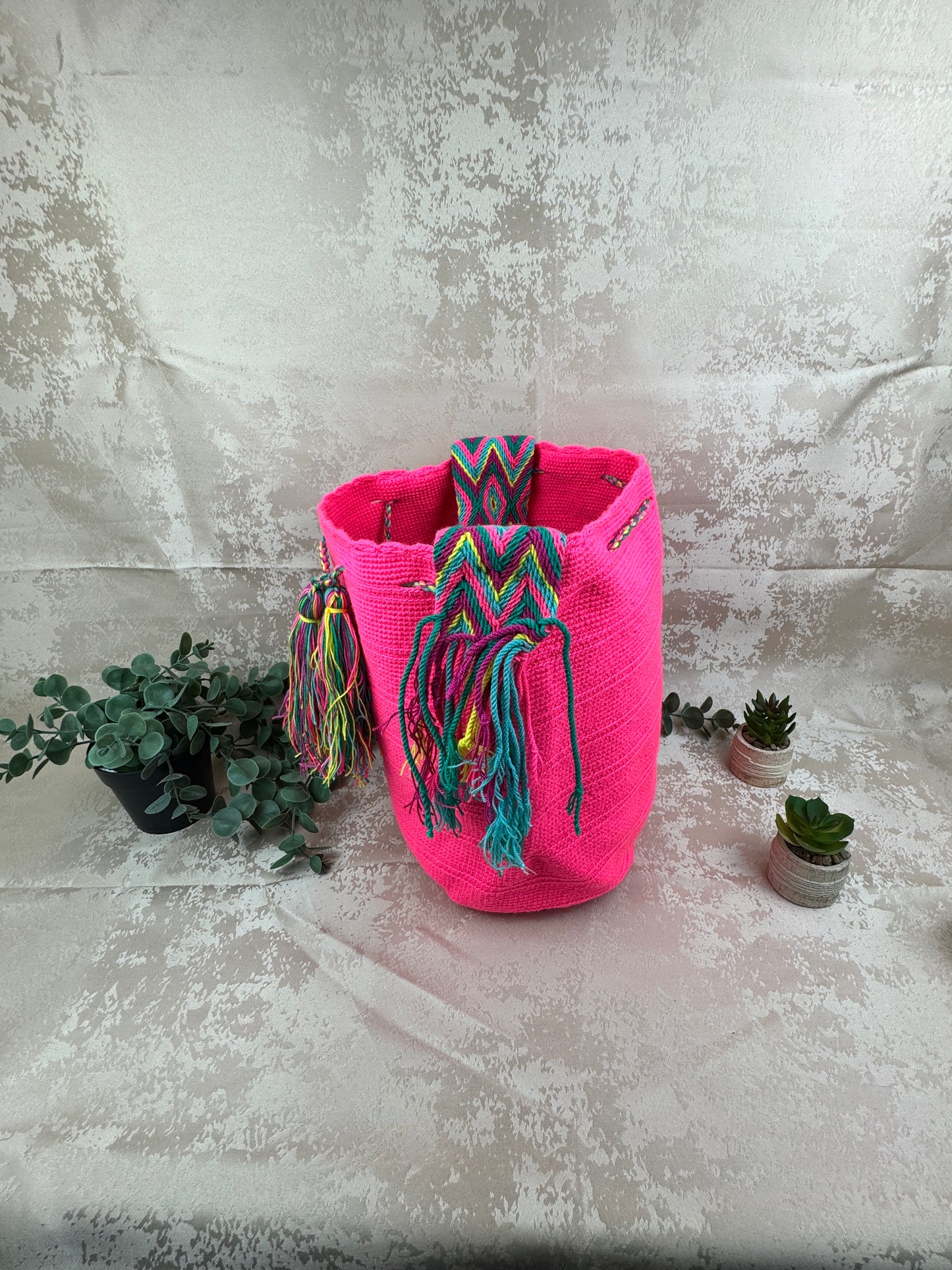 Borlas y acabados artesanales de mochila Wayuu grande tejida a mano.