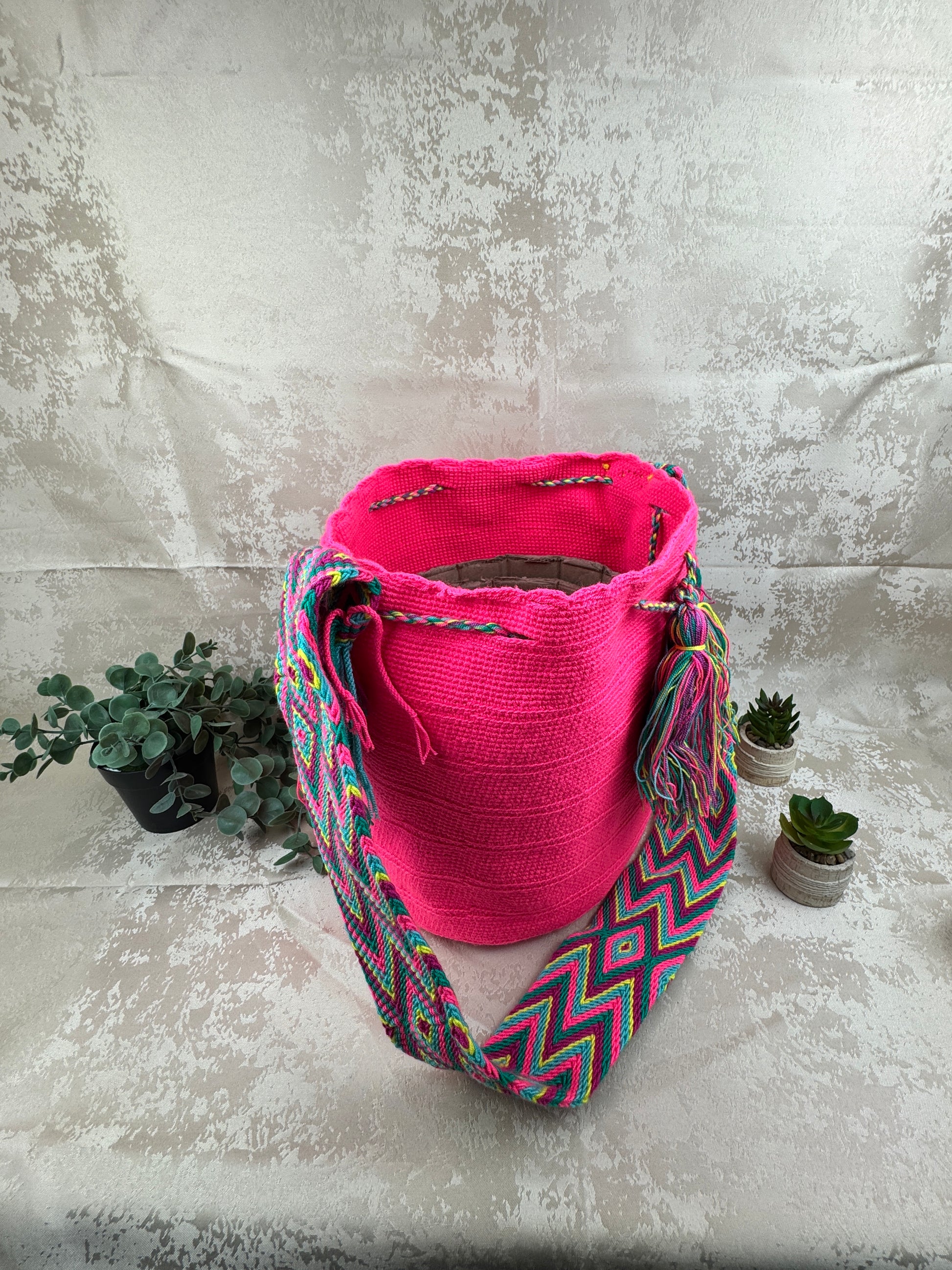 Vista frontal de mochila Wayuu grande 5 con diseño tradicional tejido a mano.