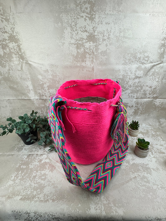 Vista frontal de mochila Wayuu grande 5 con diseño tradicional tejido a mano.