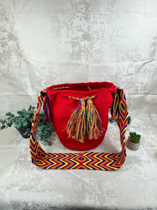 Mochila Wayuu grande 6 tejida a mano por artesanas Wayuu en La Guajira Colombia.