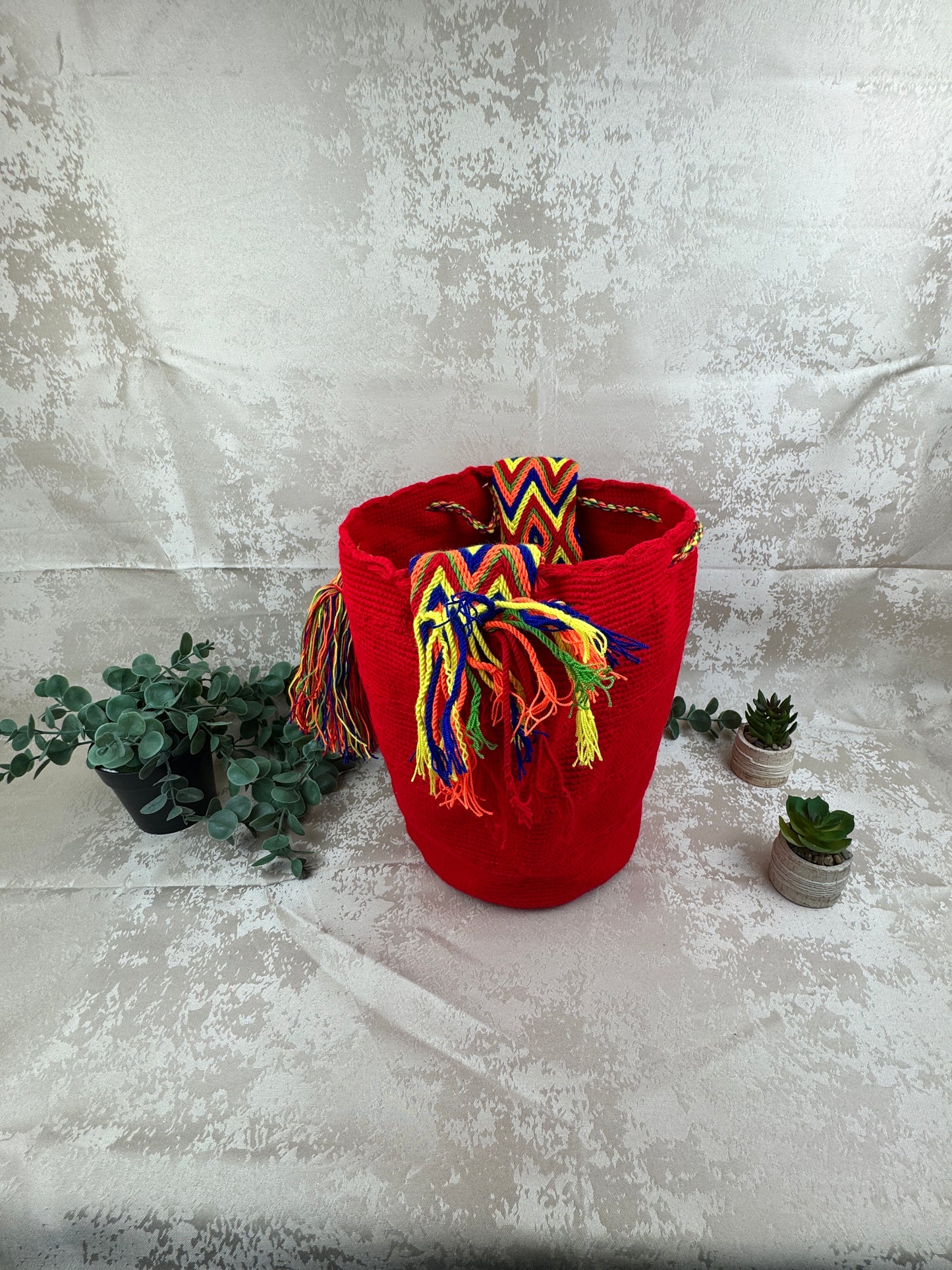 Borlas y acabados artesanales de mochila Wayuu grande tejida a mano.