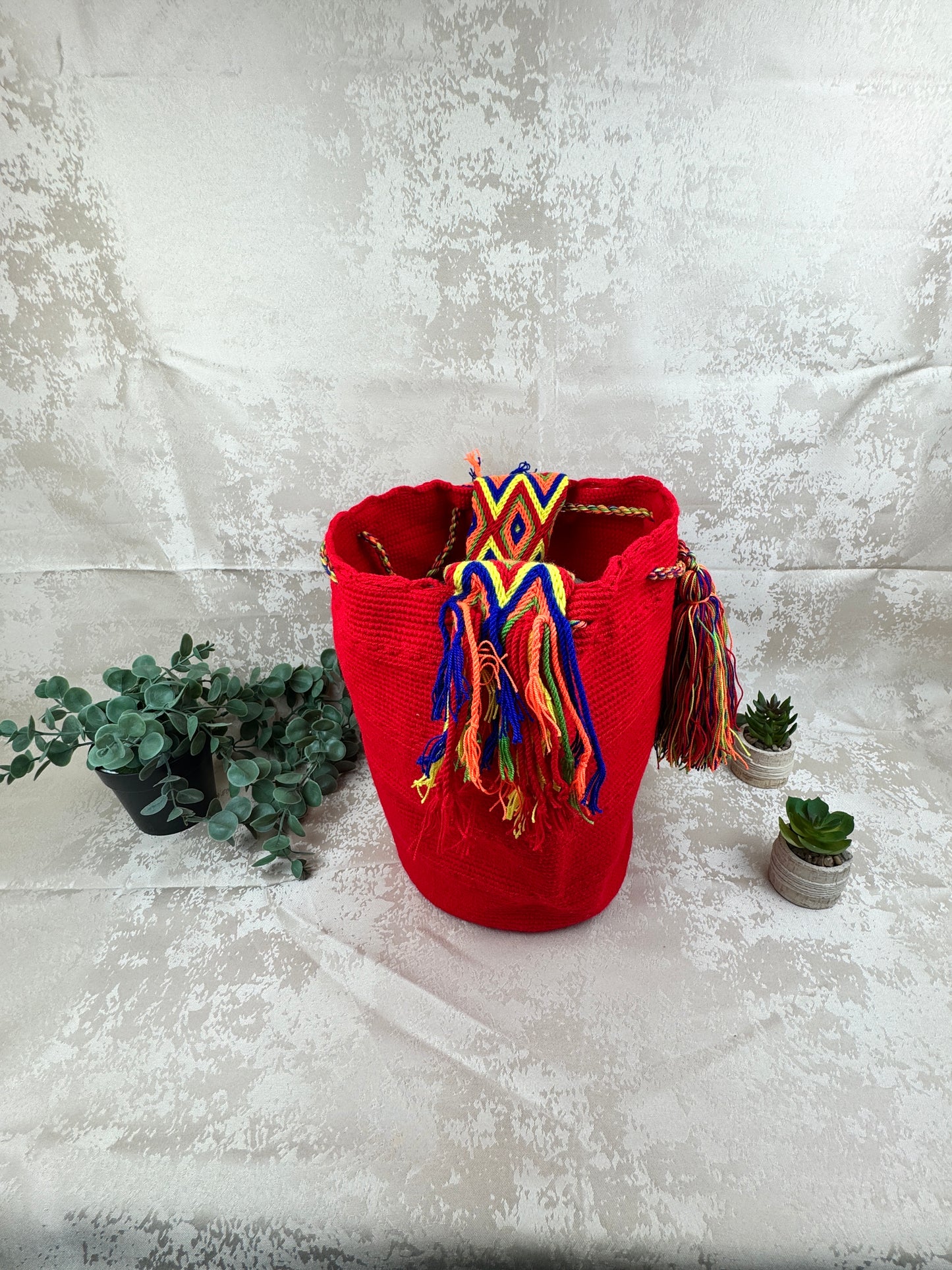 Detalle del tejido artesanal de mochila Wayuu grande hecha a mano.