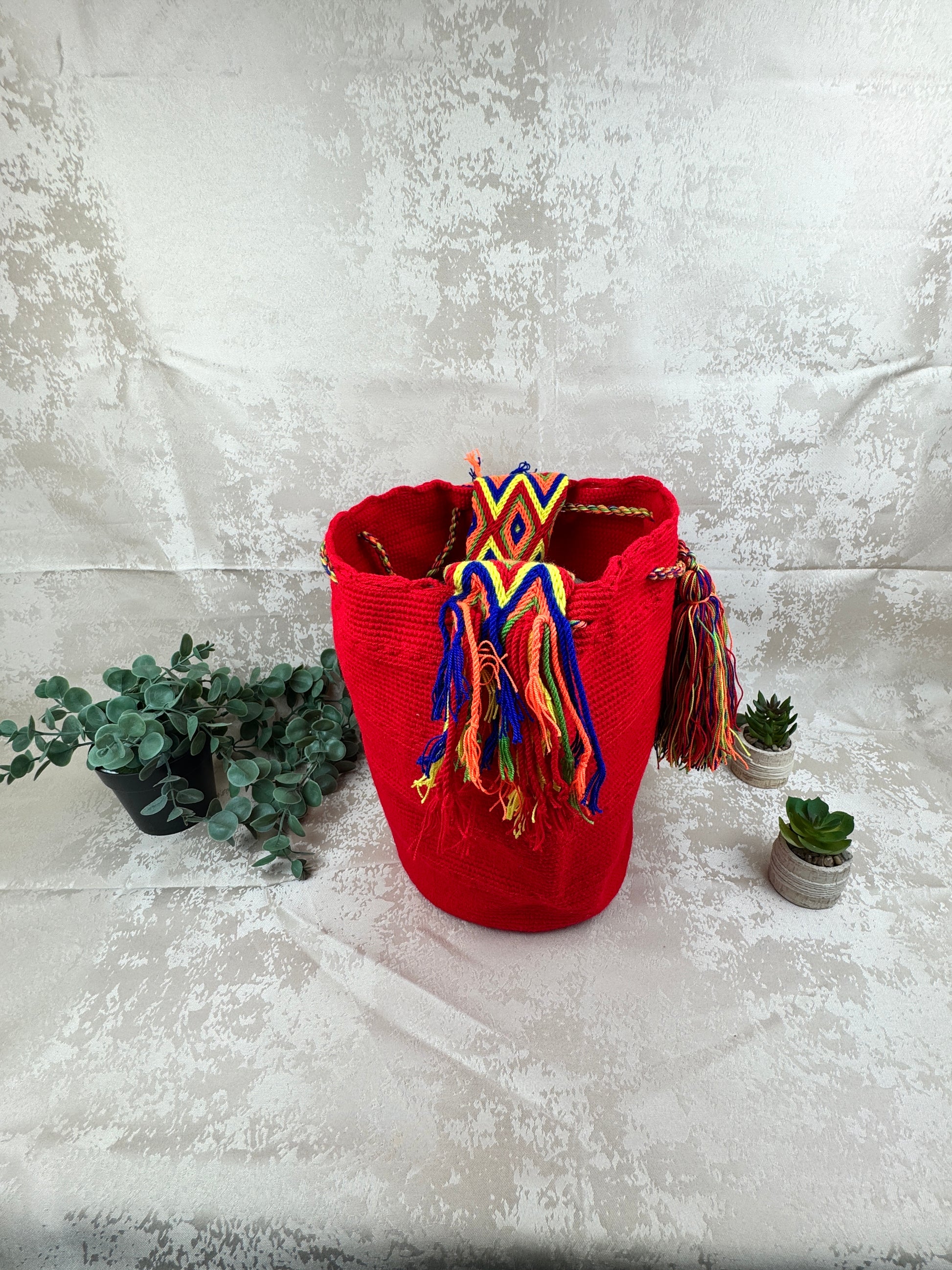 Detalle del tejido artesanal de mochila Wayuu grande hecha a mano.