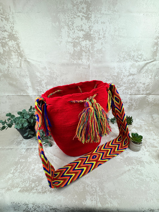 Vista frontal de mochila Wayuu grande 6 con diseño tradicional tejido a mano.