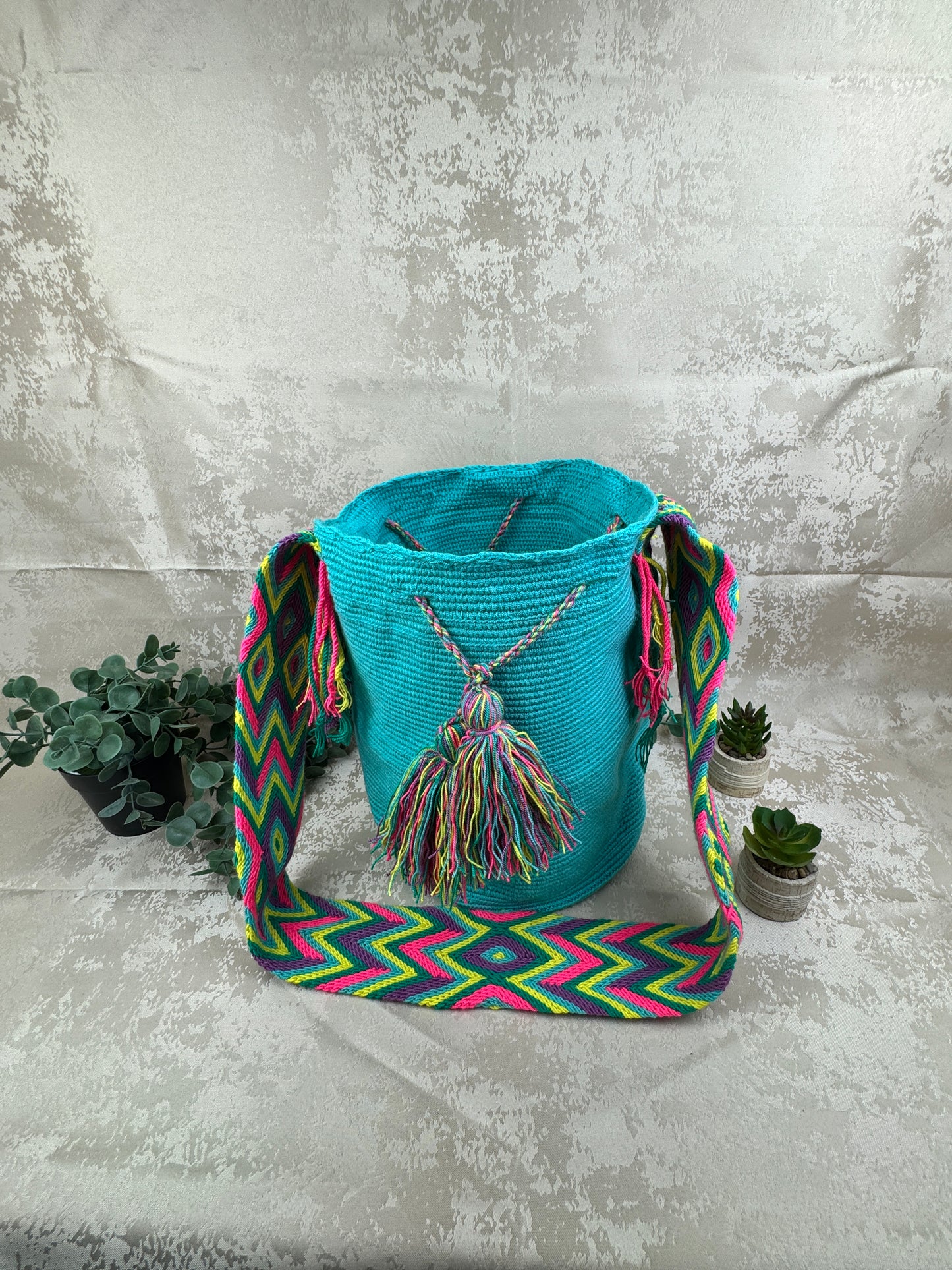 Mochila Wayuu grande 7 tejida a mano por artesanas Wayuu en La Guajira Colombia.
