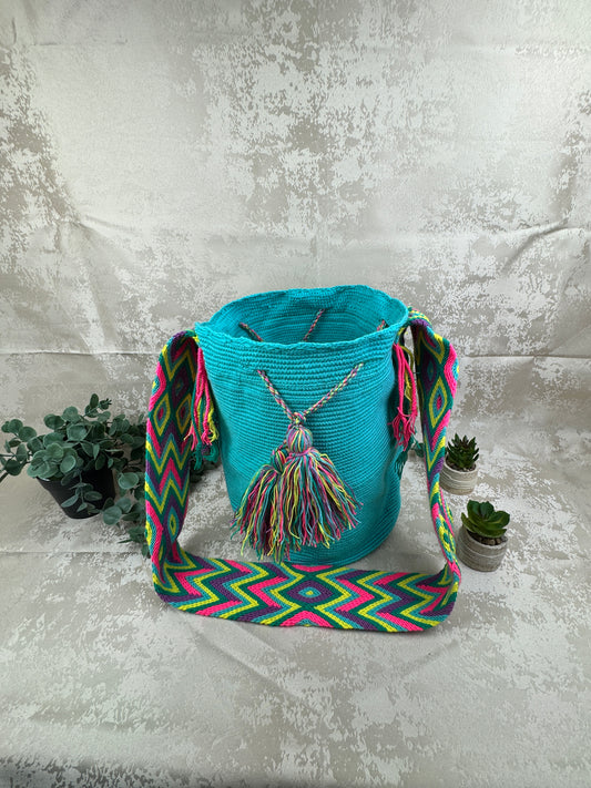 Mochila Wayuu grande 7 tejida a mano por artesanas Wayuu en La Guajira Colombia.